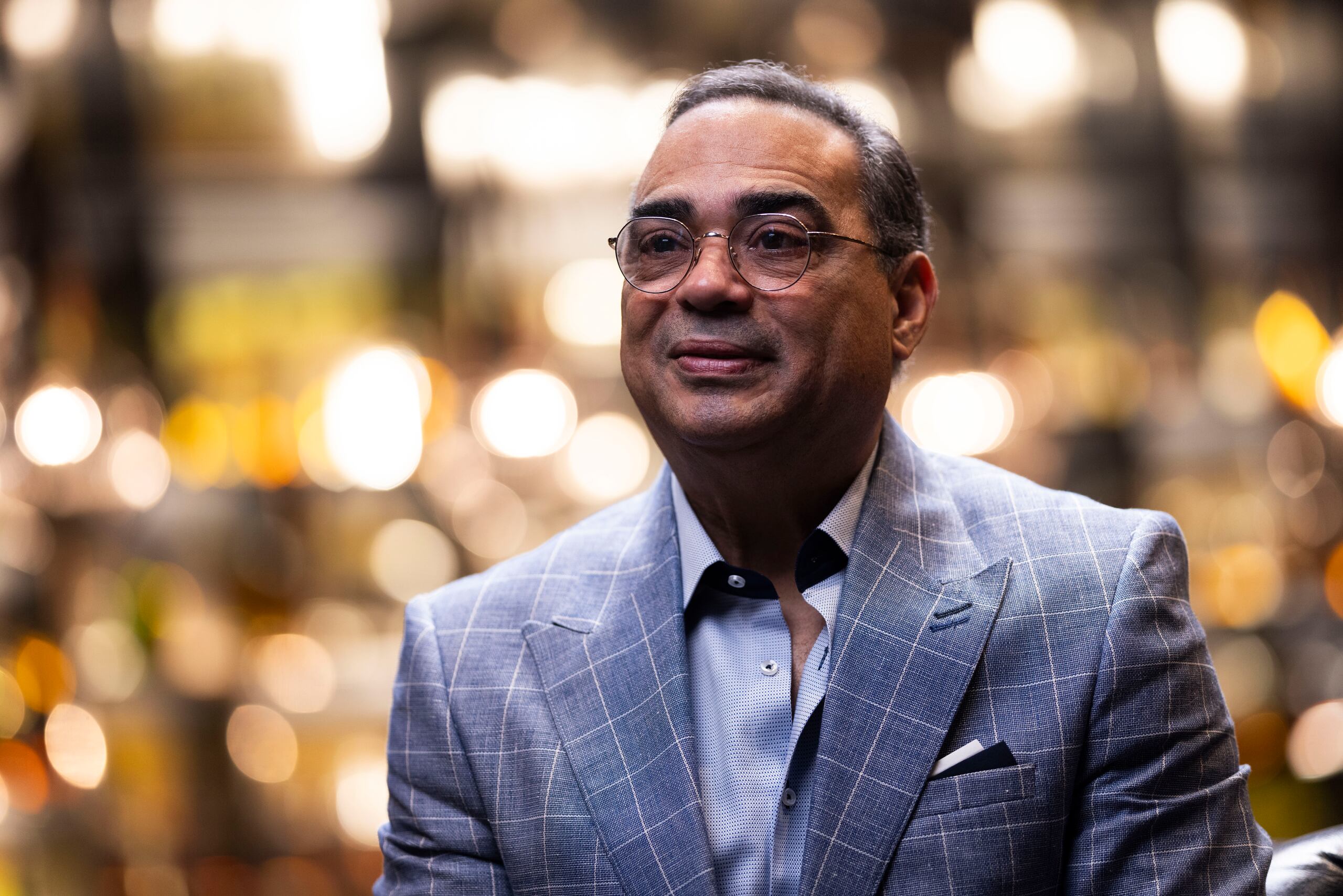 Nacido en Santurce en 1962 y próximo a cumplir 61 años el 21 de agosto, dos días después de su concierto, Santa Rosa dice estar bendecido por “ser profeta en su tierra”.