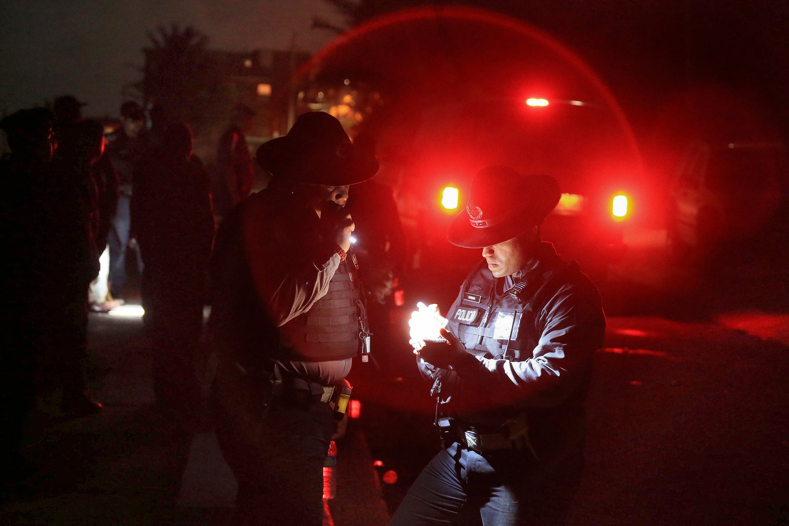 Policías municipales de San Juan en la zona de La Perla. (Archivo / GFR Media)