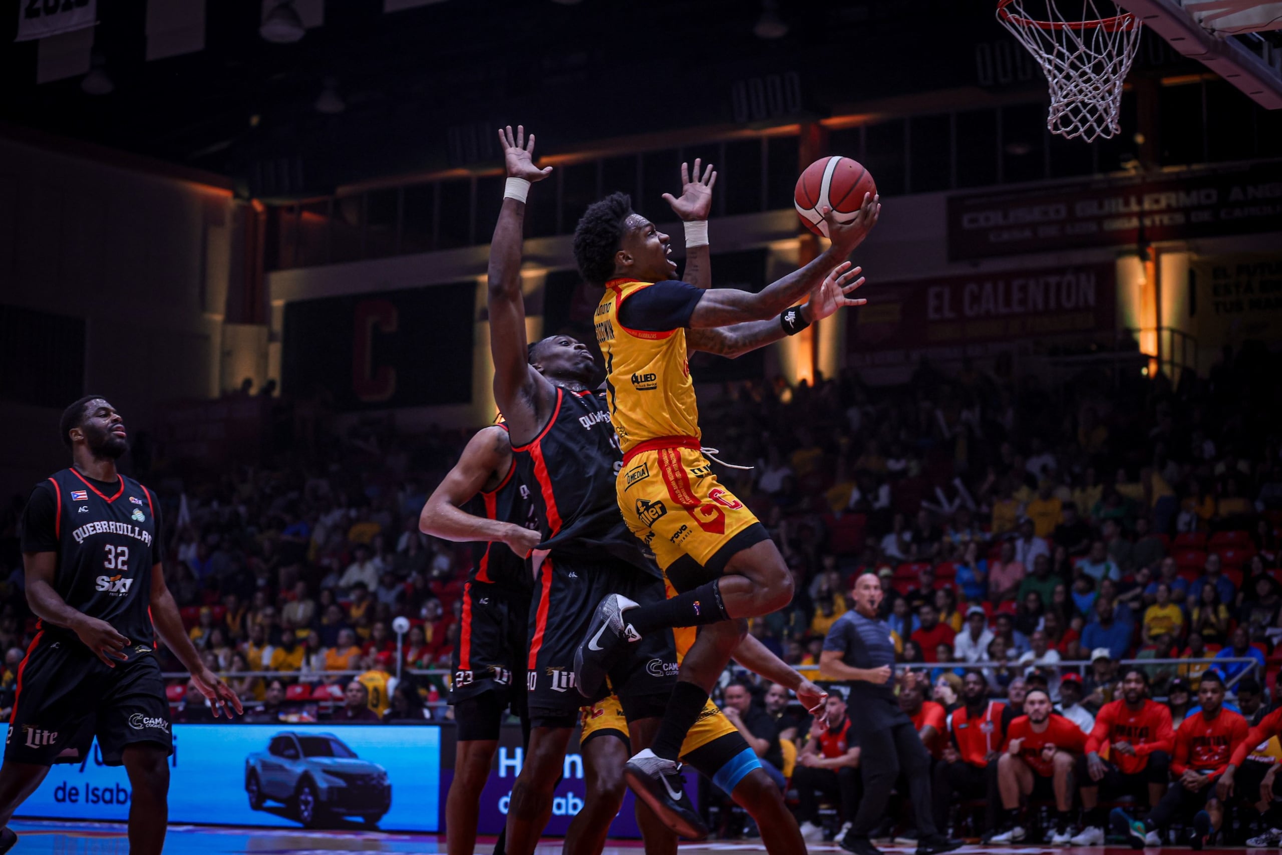 Brandon Goodwin se apresta a anotar contra los Piratas de Quebradillas.