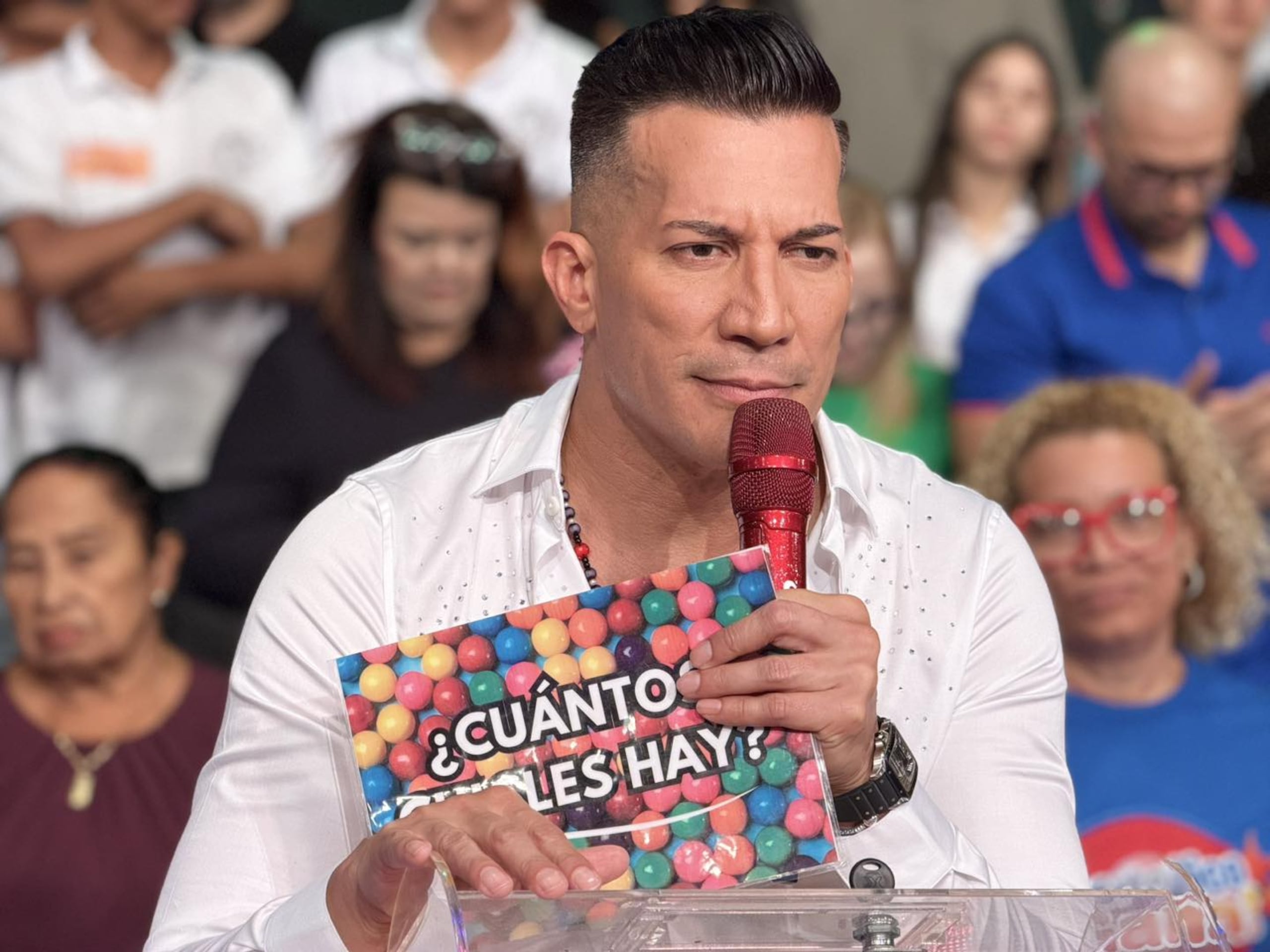 El presentador Alex DJ no estará en el programa esta semana mientras atiende su salud.