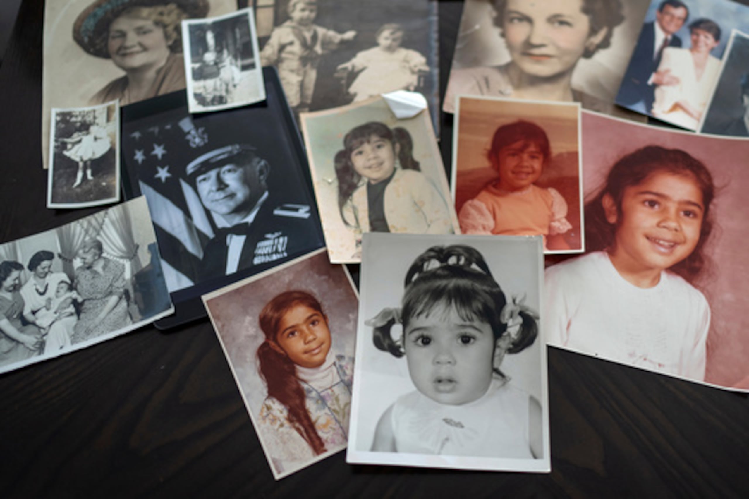 ARCHIVO - Las fotos de la infancia de una mujer que fue adoptada cuando era pequeña por un veterano de guerra estadounidense —quien la encontró en la década de 1970 en un orfanato iraní y la crió en la fe cristiana— se exhiben junto a una foto de su padre, un veterano de la Fuerza Aérea de la Segunda Guerra Mundial, a la izquierda, y otras fotos familiares, el lunes, 24 de junio de 2024, en Henderson, Nevada. (Foto AP/David Goldman, archivo)