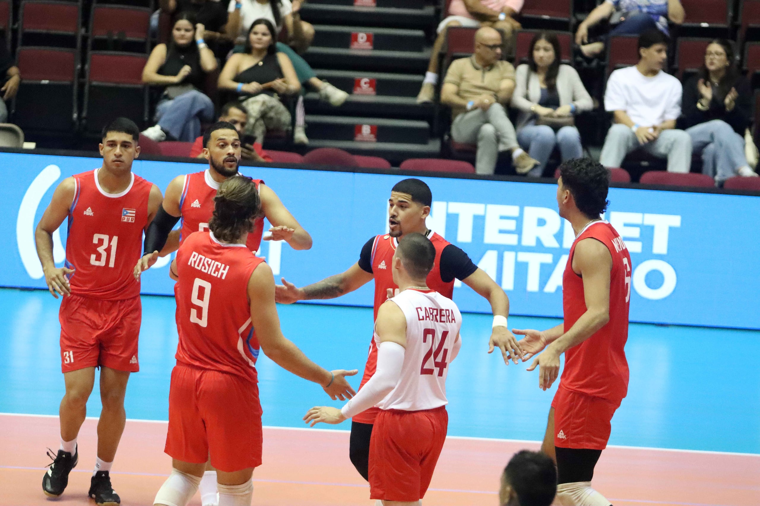 El sexteto boricua celebra un punto de su juego ante Canadá en la primera fase del torneo Final Six de Norceca 2025.