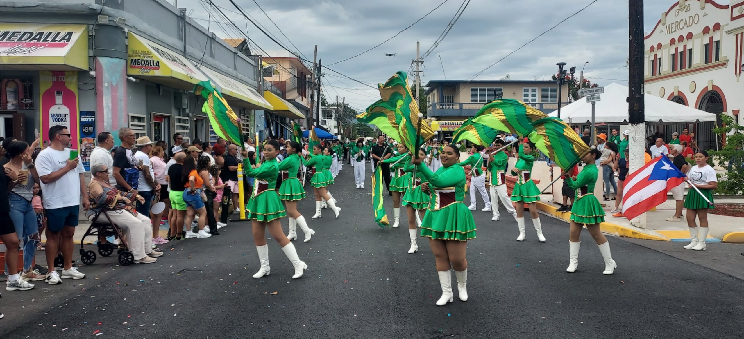 Batuteras, bandas y grupos de bailes infantiles y juveniles de municipios aledaños fueron parte de lo que el público disfrutó a lo largo de la avenida Luis Muñoz Rivera.