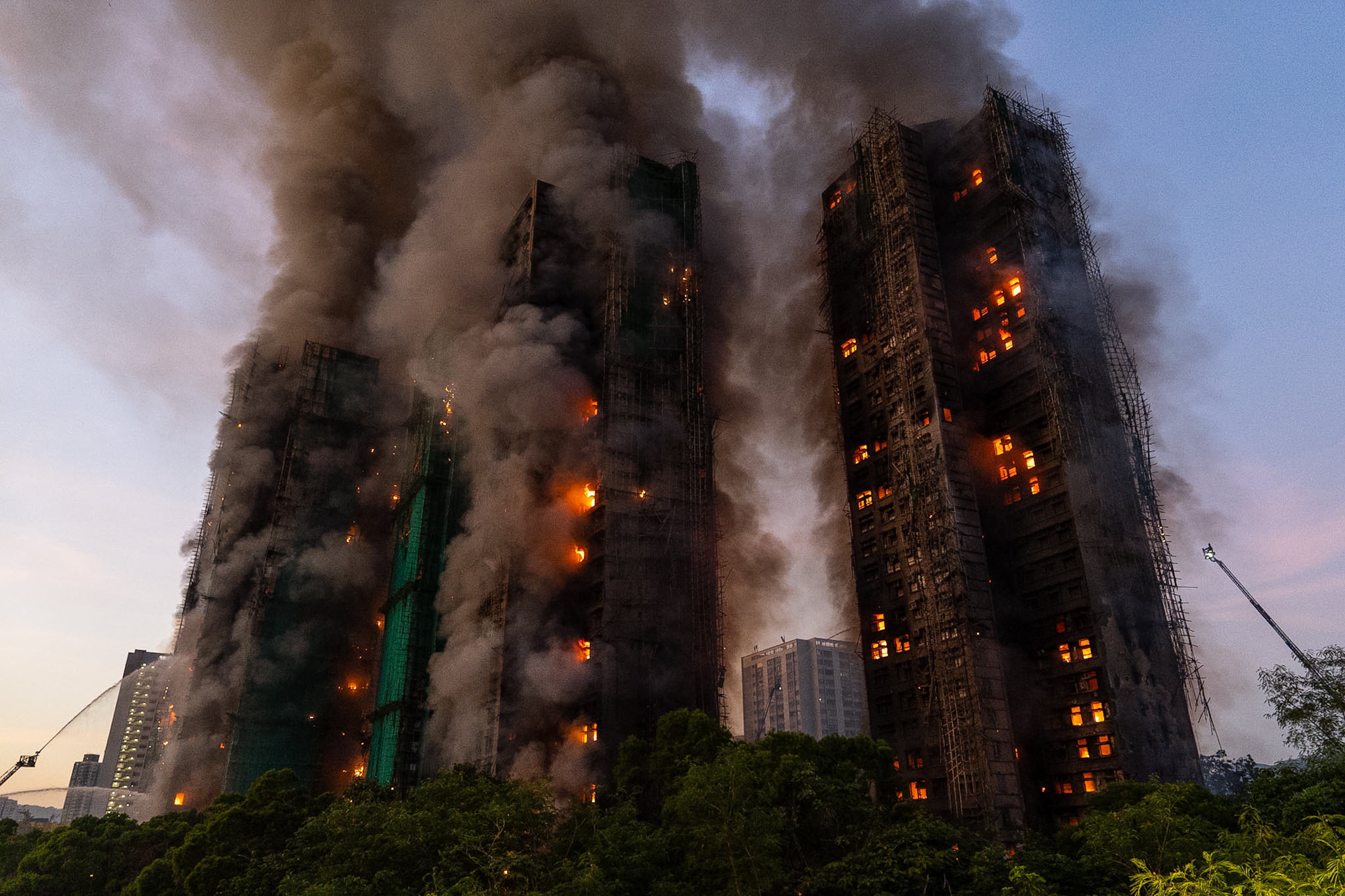 Tragedia en Hong Kong: 36 fallecidos y múltiples desaparecidos en incendio  en rascacielo - Primera Hora
