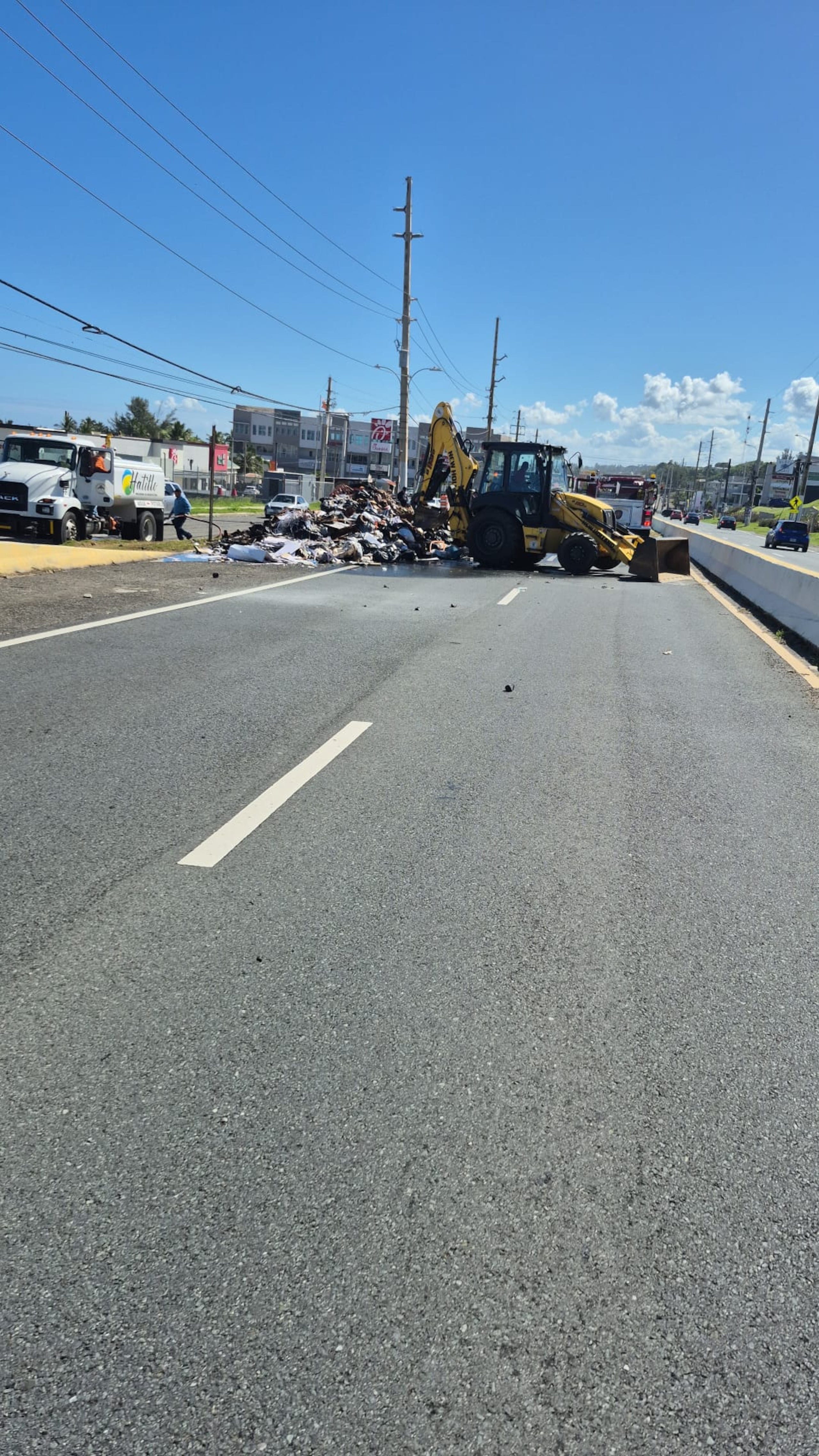 Un camión de recogido de basura se incendió frente al centro comercial Plaza del Norte en Hatillo.