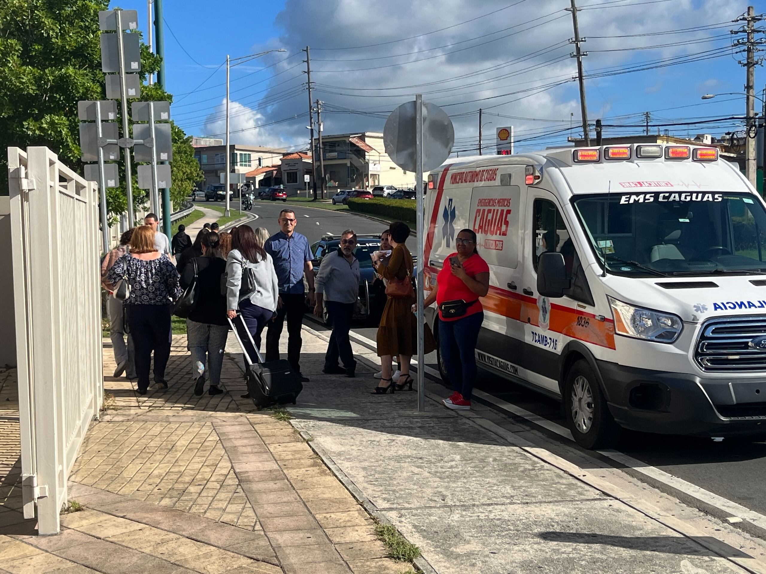 Imagen del Tribunal de Caguas al activar protocolo de desalojo tras advertencia de un presunto artefacto sospechoso la cual resultó ser una falsa alarma.
