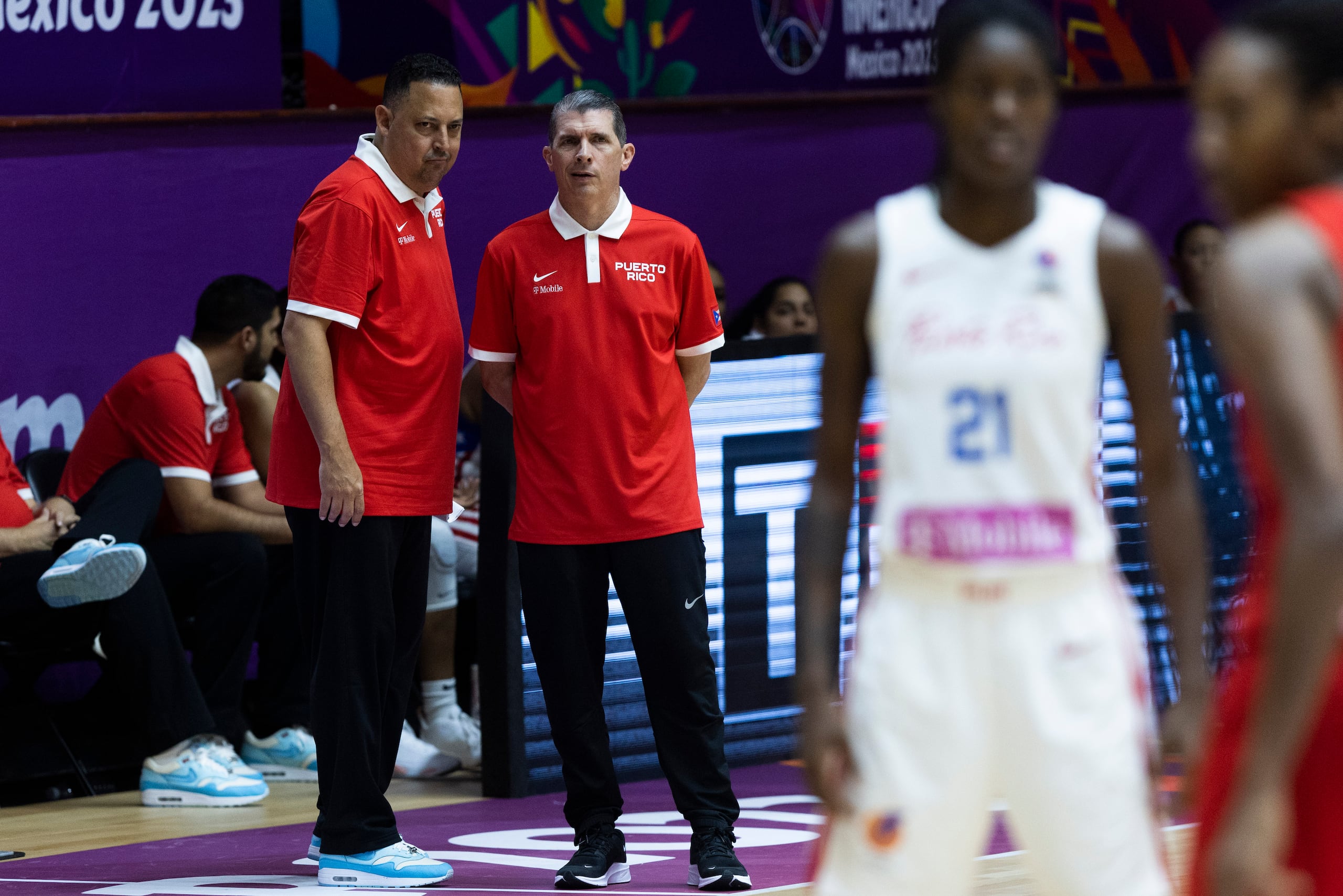 Jerry Batista, a la derecha, y Jorge Otero, observan durante el partido de Puerto Rico y Canadá.