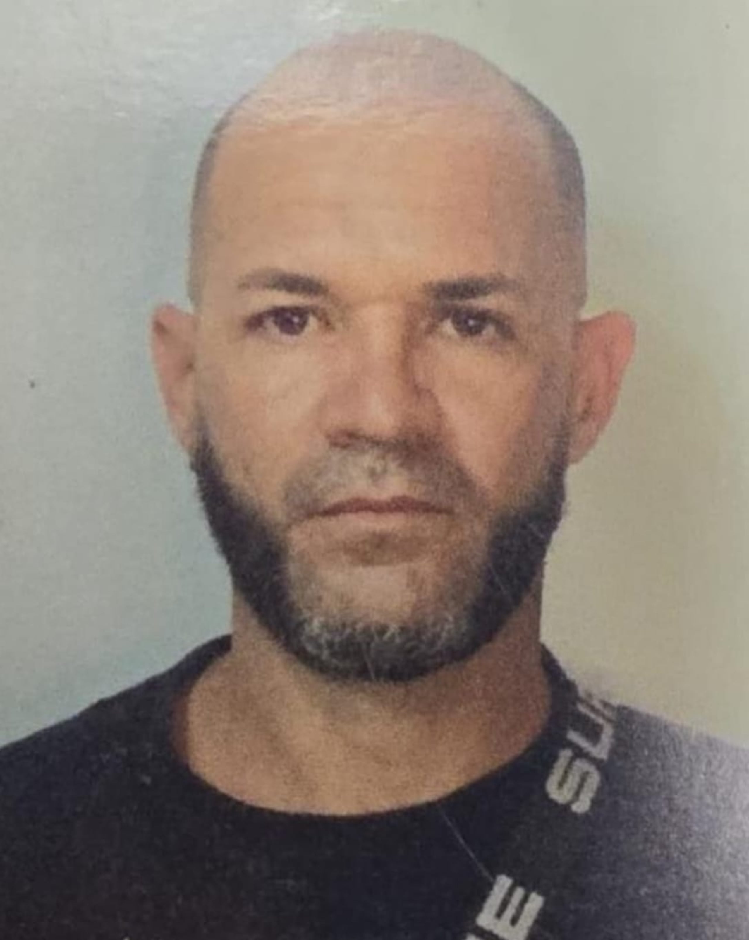 Jesús Manuel Cordero Pacheco de 46 años y residente en Juana Díaz, está acusado en ausencia por agresión sexual grave, actos lascivos y maltrato de menores.