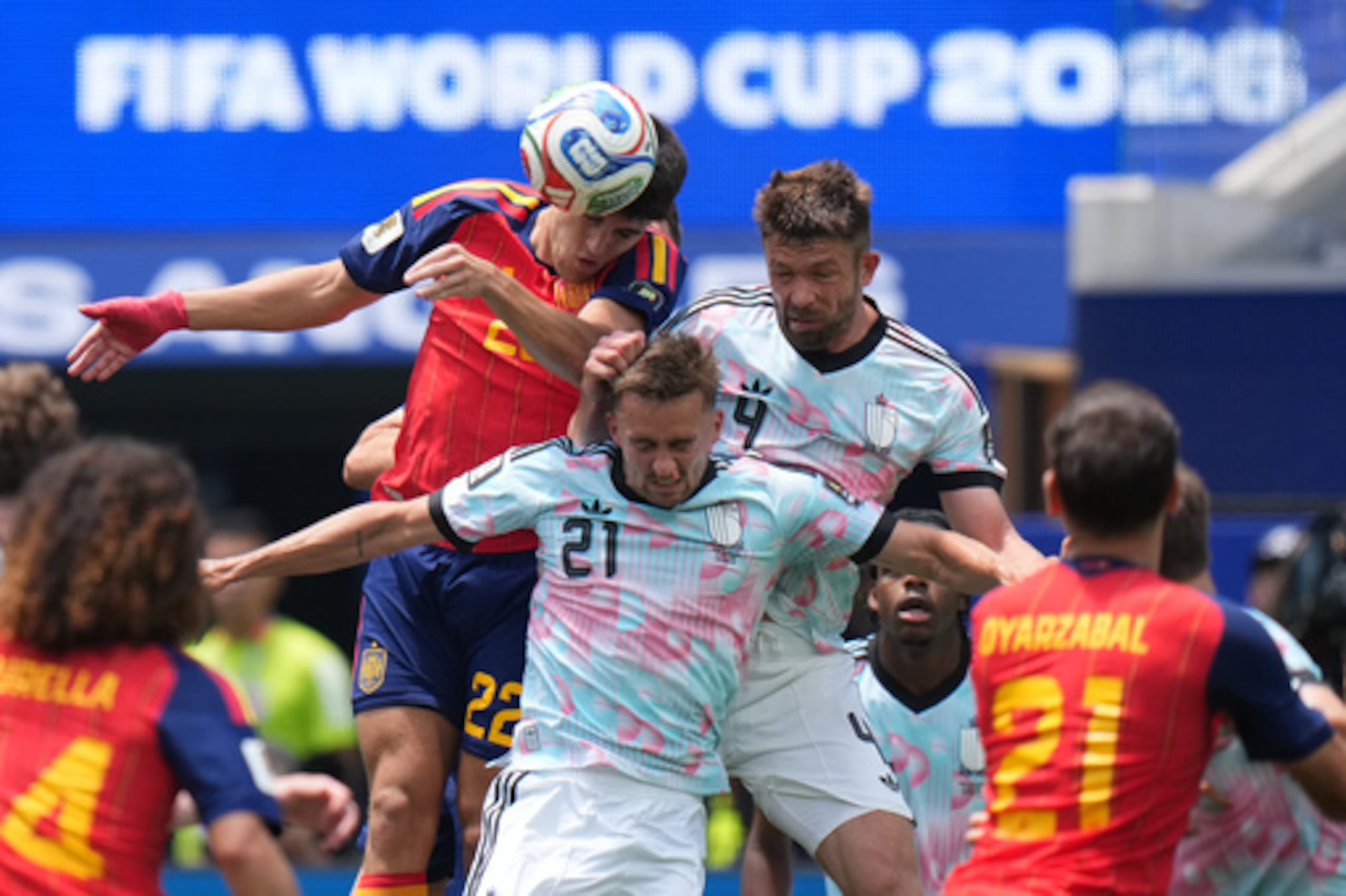 El español Pau Cubarsi lucha por un cabezazo con el belga Brandon Mechele (4) y el belga Timothy Castagne (21) durante el partido de cuartos de final del Mundial de fútbol entre España y Bélgica, disputado en Inglewood (California), cerca de Los Ángeles, el viernes 10 de julio de 2026. (Foto AP/Jae C. Hong)