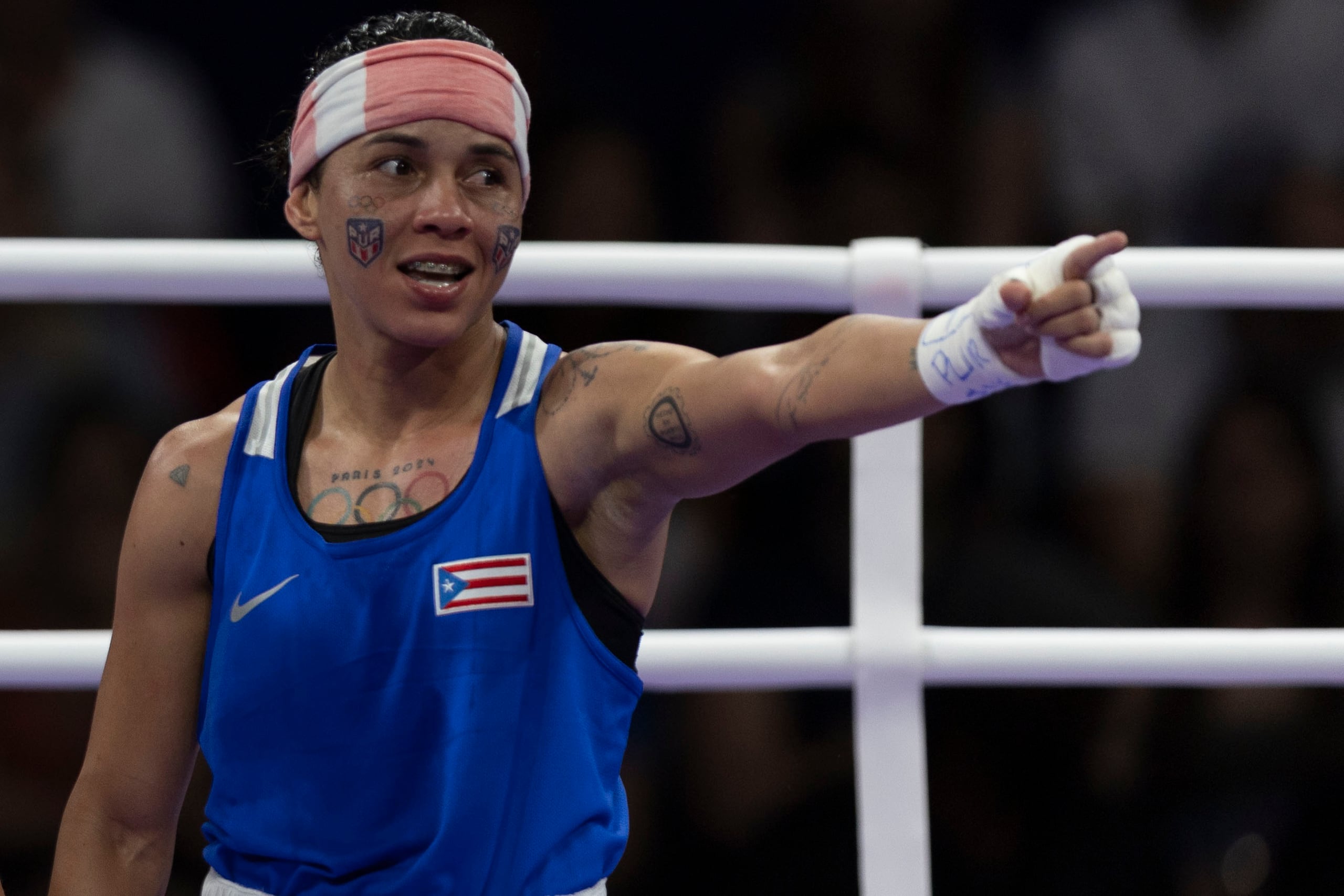 Ashleyann Lozada celebra tras vencer a la kazaja Karina Ibragimova en los Juegos Olímpicos de París 2024.