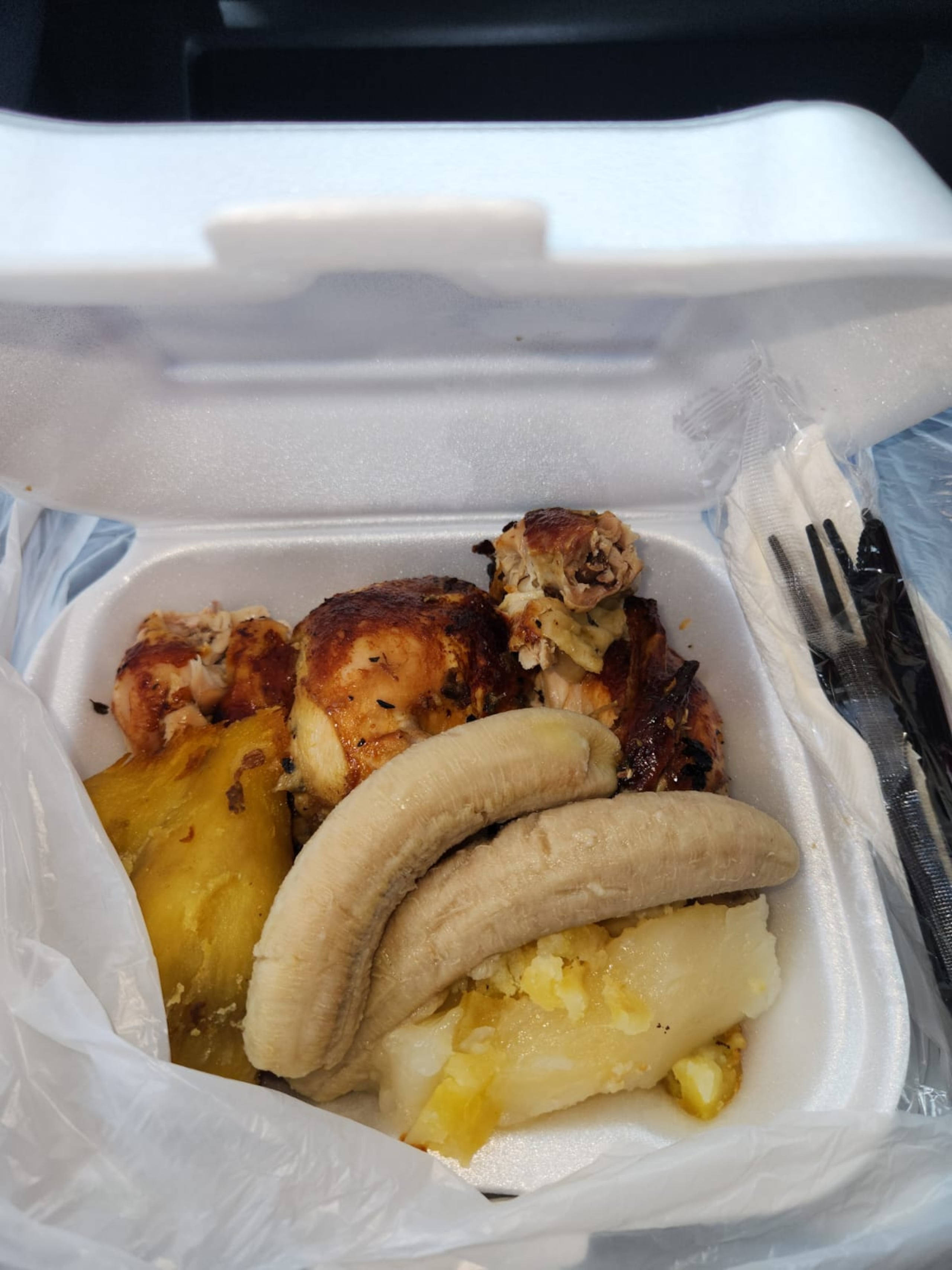 Varios consumidores dieron la bienvenida a la prohibición de los plásticos, pero dijeron que la ciudadanía necesita mayor orientación sobre el impacto de la ley que prohíbe los sorbetos, platos, vasos y cubiertos plásticos, así como contenedores de foam, también conocidos como platos chinos.