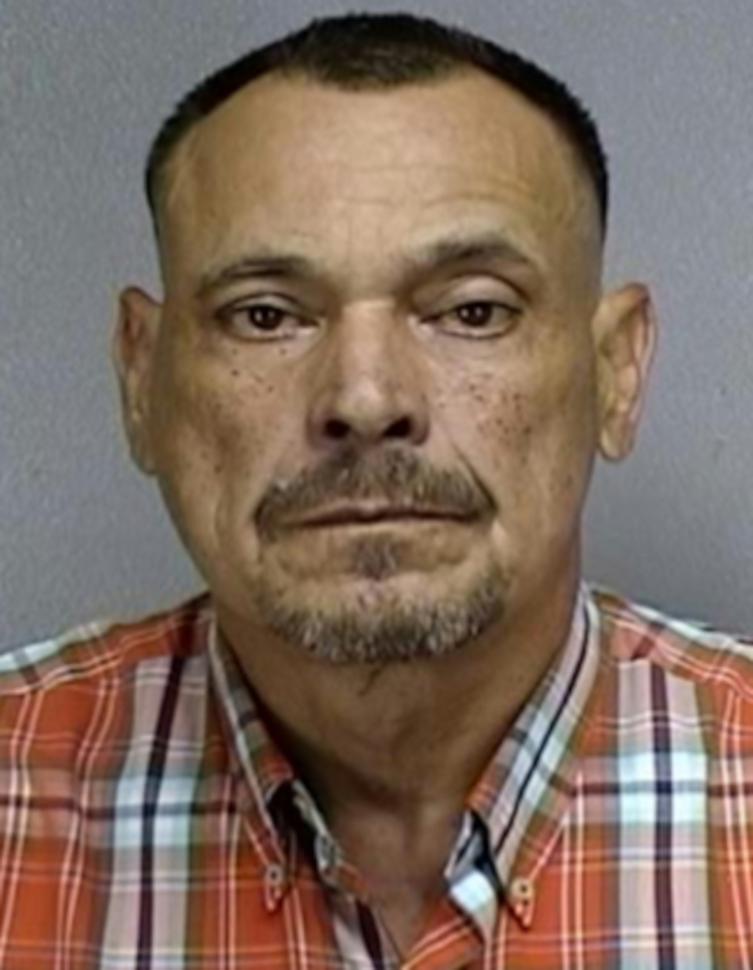 Carlos Vázquez Pagán fue acusado por fraude, apropiación ilegal grave, posesión y traspaso de documentos falsos, robo de identidad, y falsificación de licencia.