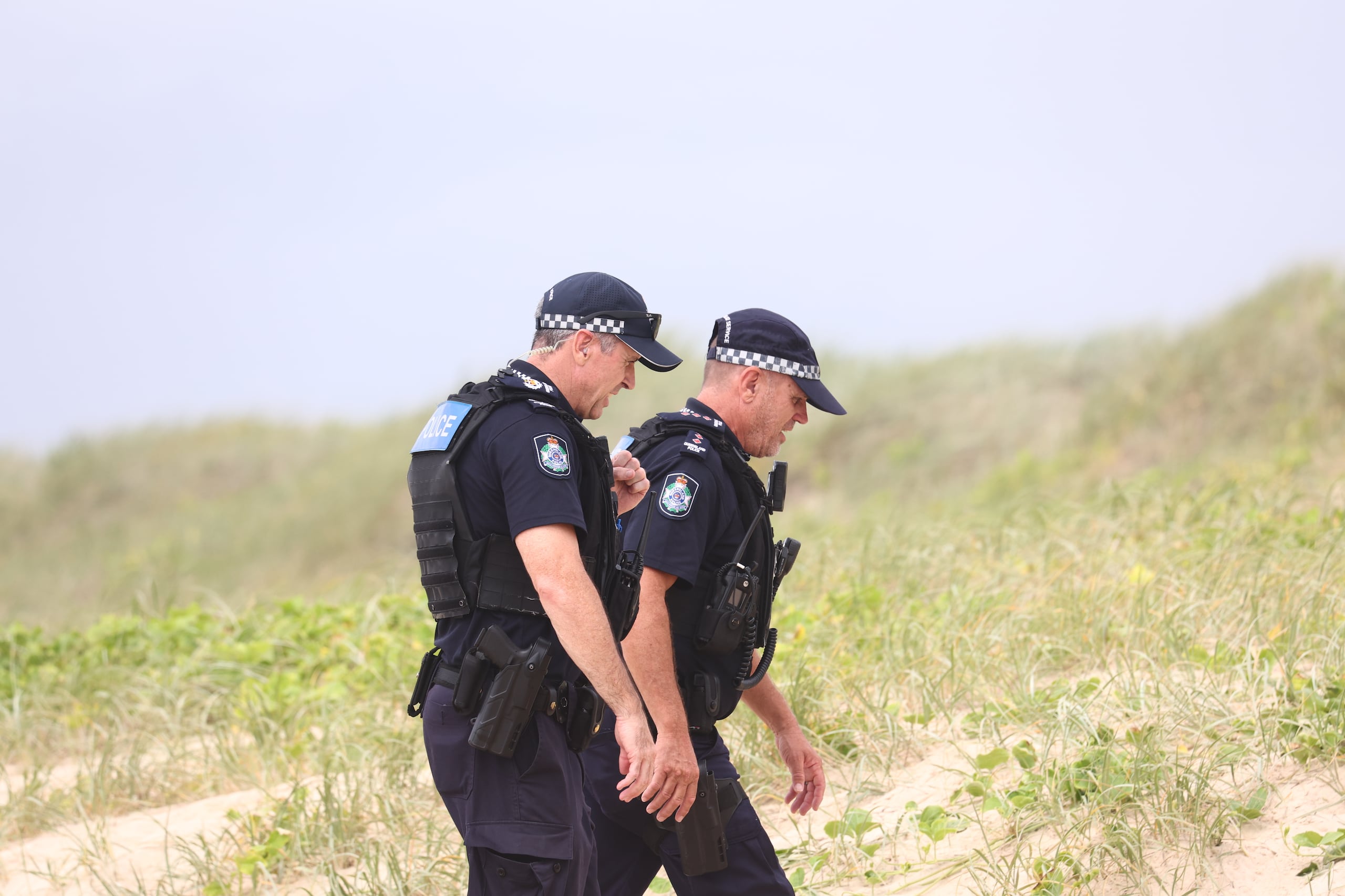 Miembros de la policía australiana examinan la playa de la ciudad de Gold Coast, este del país, donde se encontró un torpedo de entrenamiento de la Fuerza Armada Australiana.
EFE/EPA/JASON O'BRIEN AUSTRALIA AND NEW ZEALAND OUT