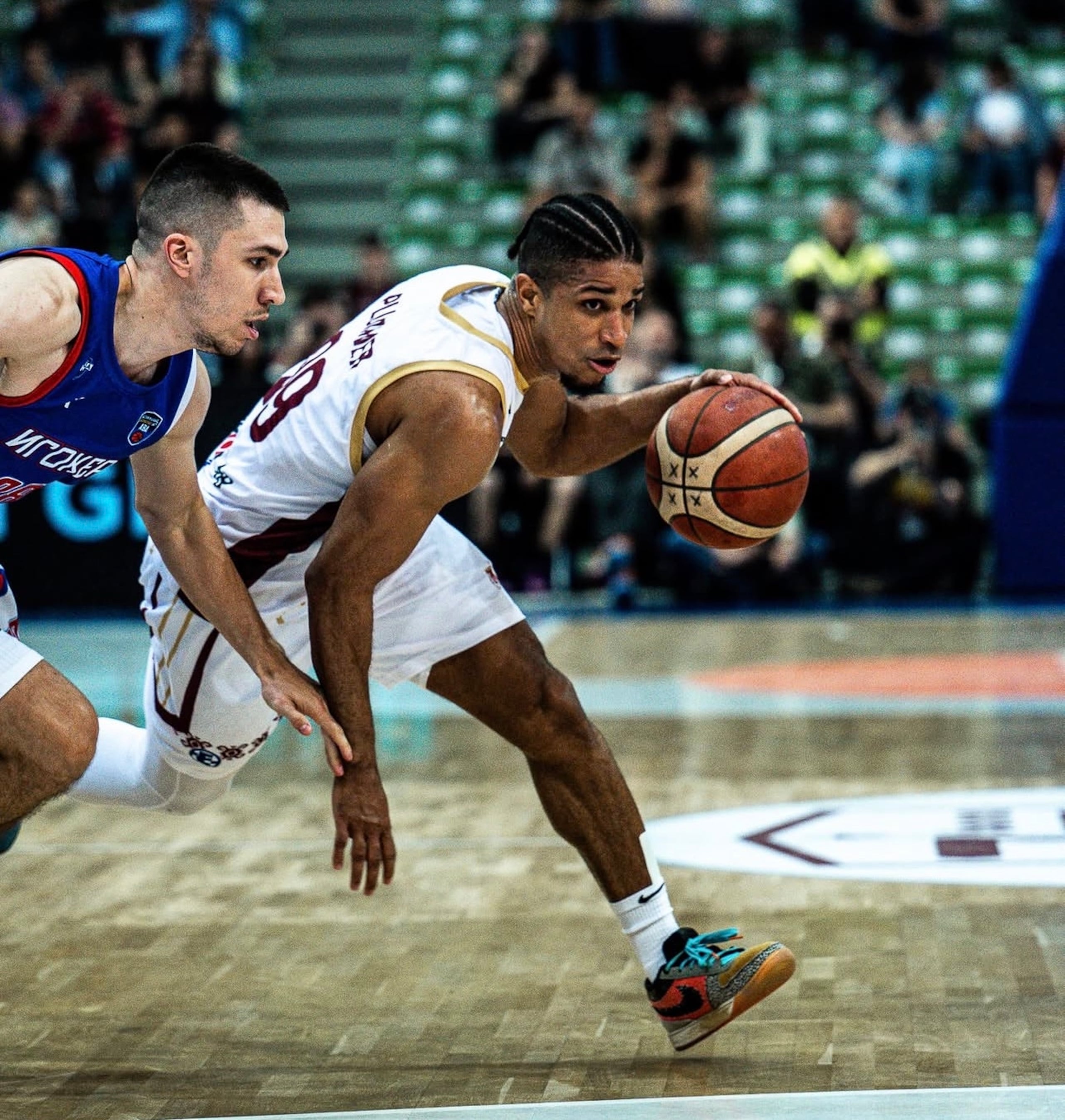 Alfonso Plummer maneja el balón durante su tiempo con el club Bosna Royal de la Liga ABA en Bosnia y Herzegovina.
