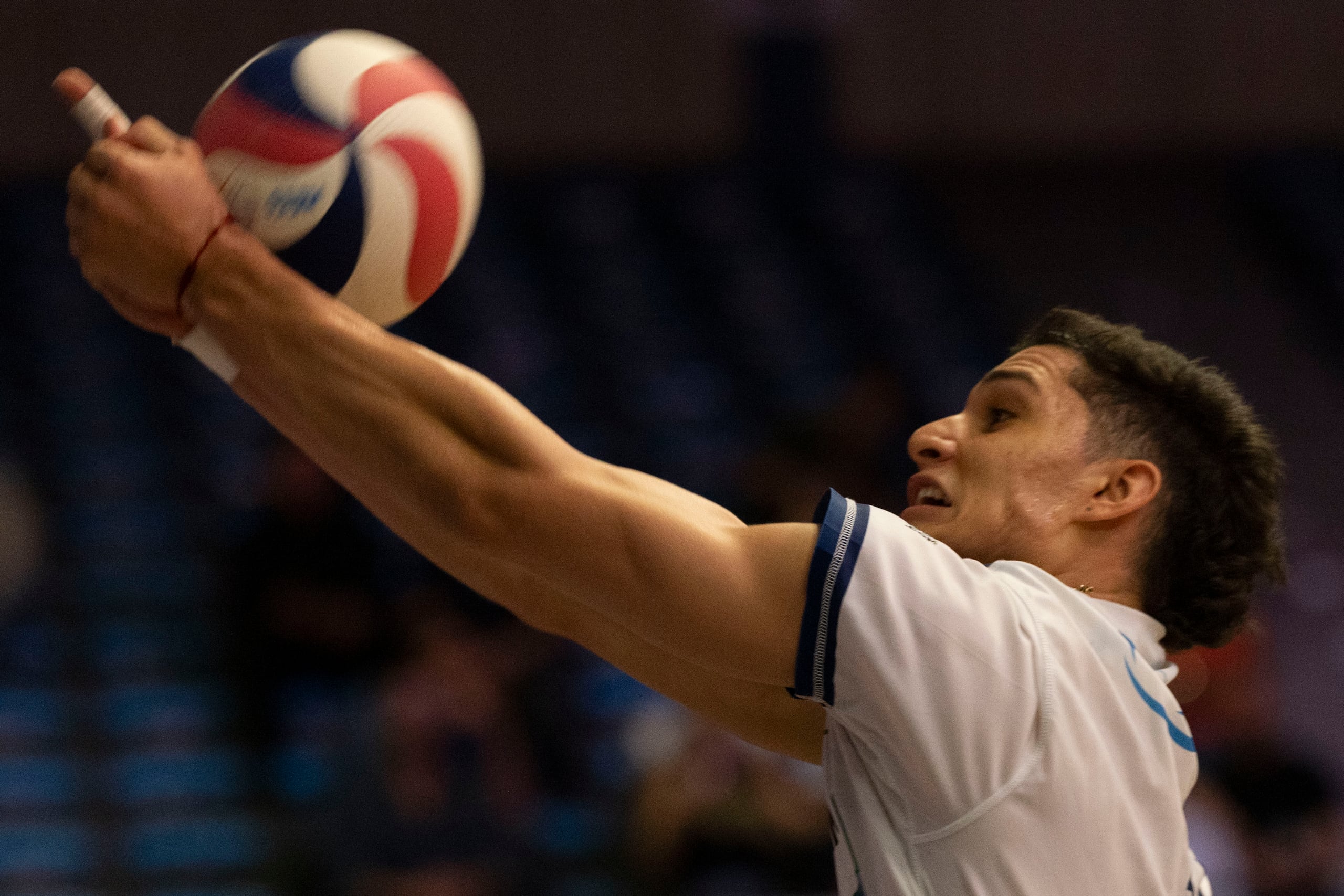 Gregory Torres recibe el balón durante el sexto juego de la serie final de la LVSM.