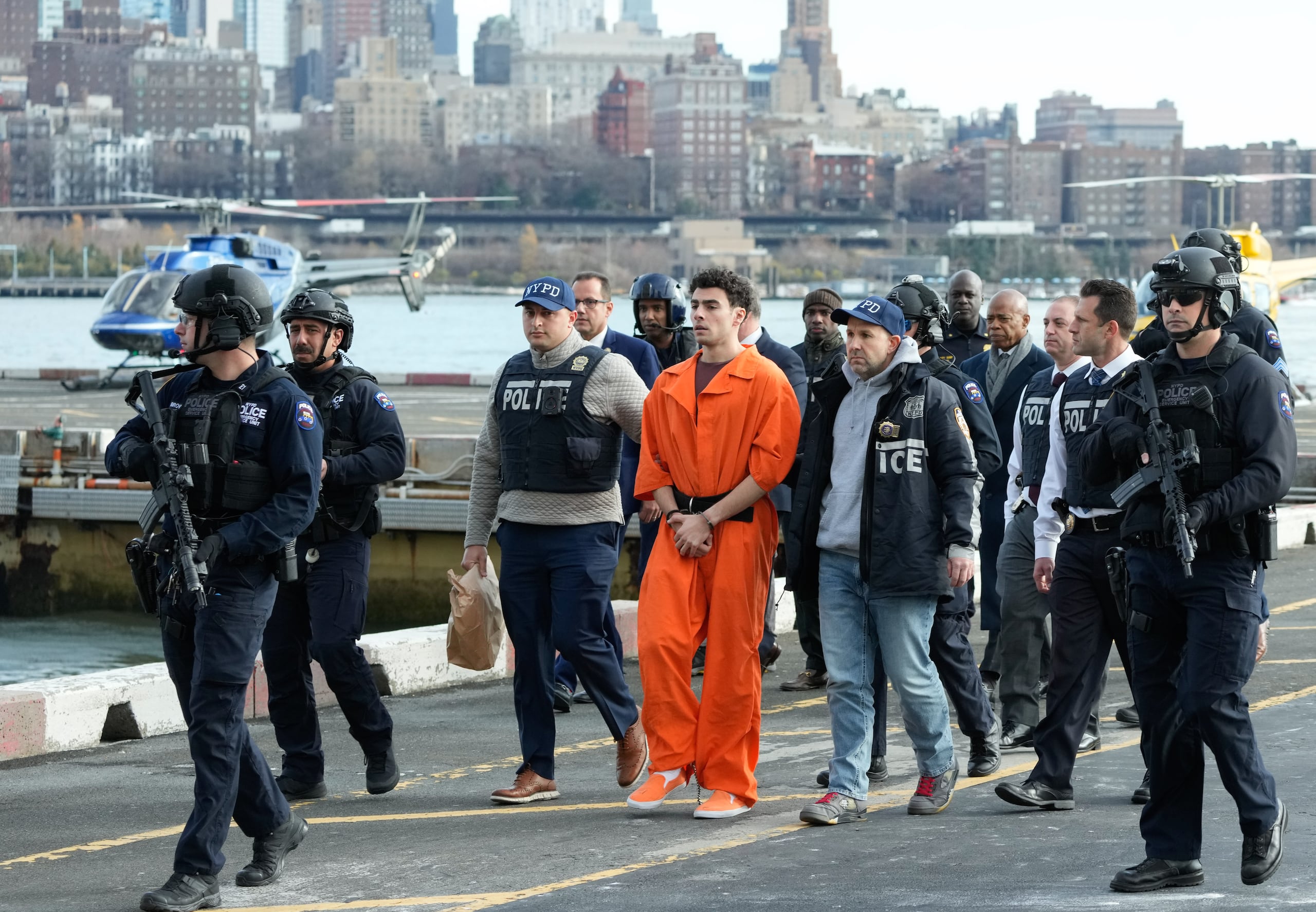 Un enorme despliegue de seguridad, con helicópteros sobrevolando el área, decenas de agentes de la Policía de Nueva York y de la unidad contraterrorista del FBI, rodeaba al detenido para llevarlo al tribunal.