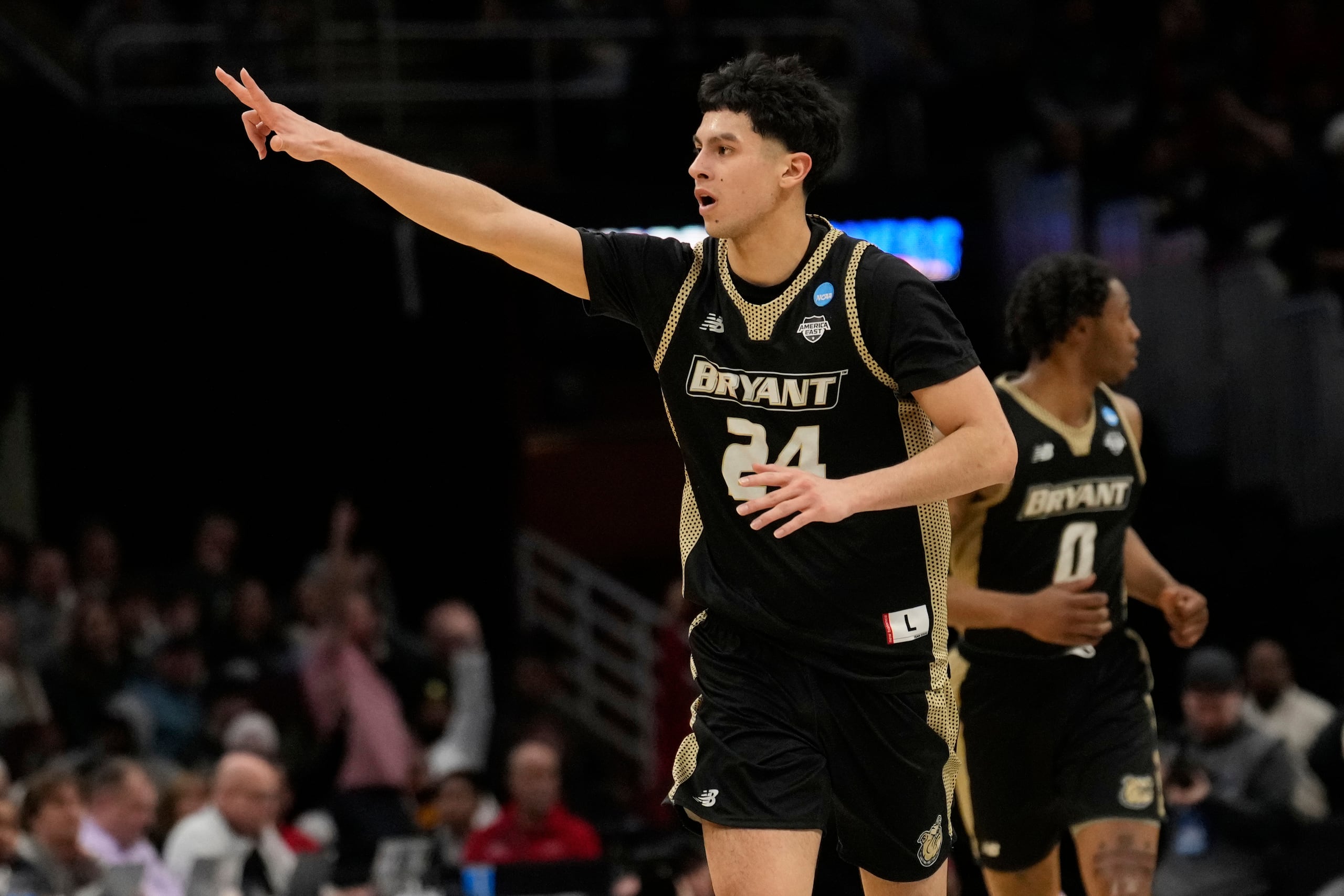 Rafael Pinzon, hijo de franquicia de los Capitanes de Arecibo, festeja un triple ante Michigan State en el 'March Madness' de la NCAA.