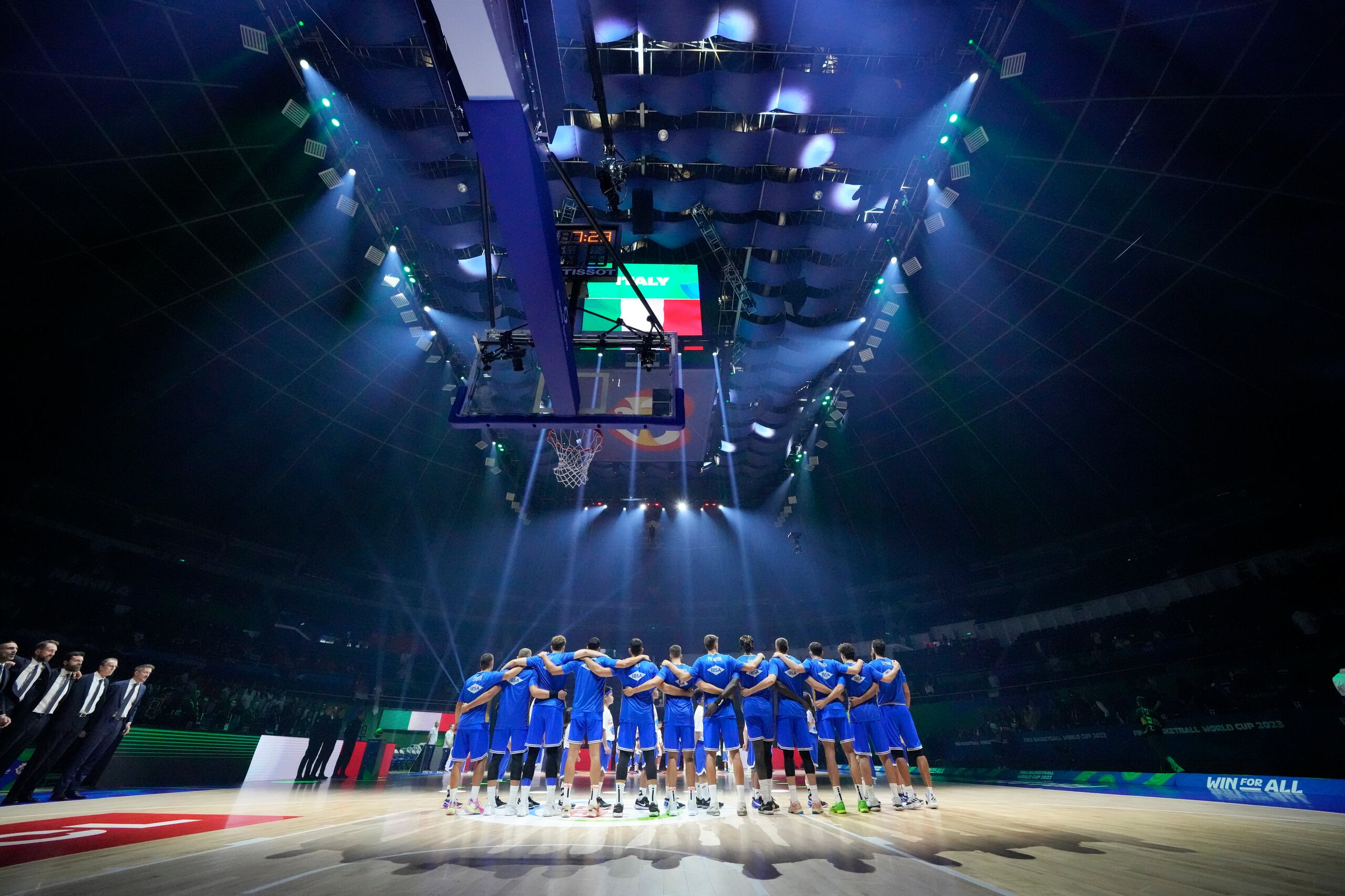Los jugadores de Italia cantan el himno previo al partido contra Serbia en el Mundial de basquetbol, el viernes 1 de septiembre de 2023, en Manila. (AP Foto/Aaron Favila)