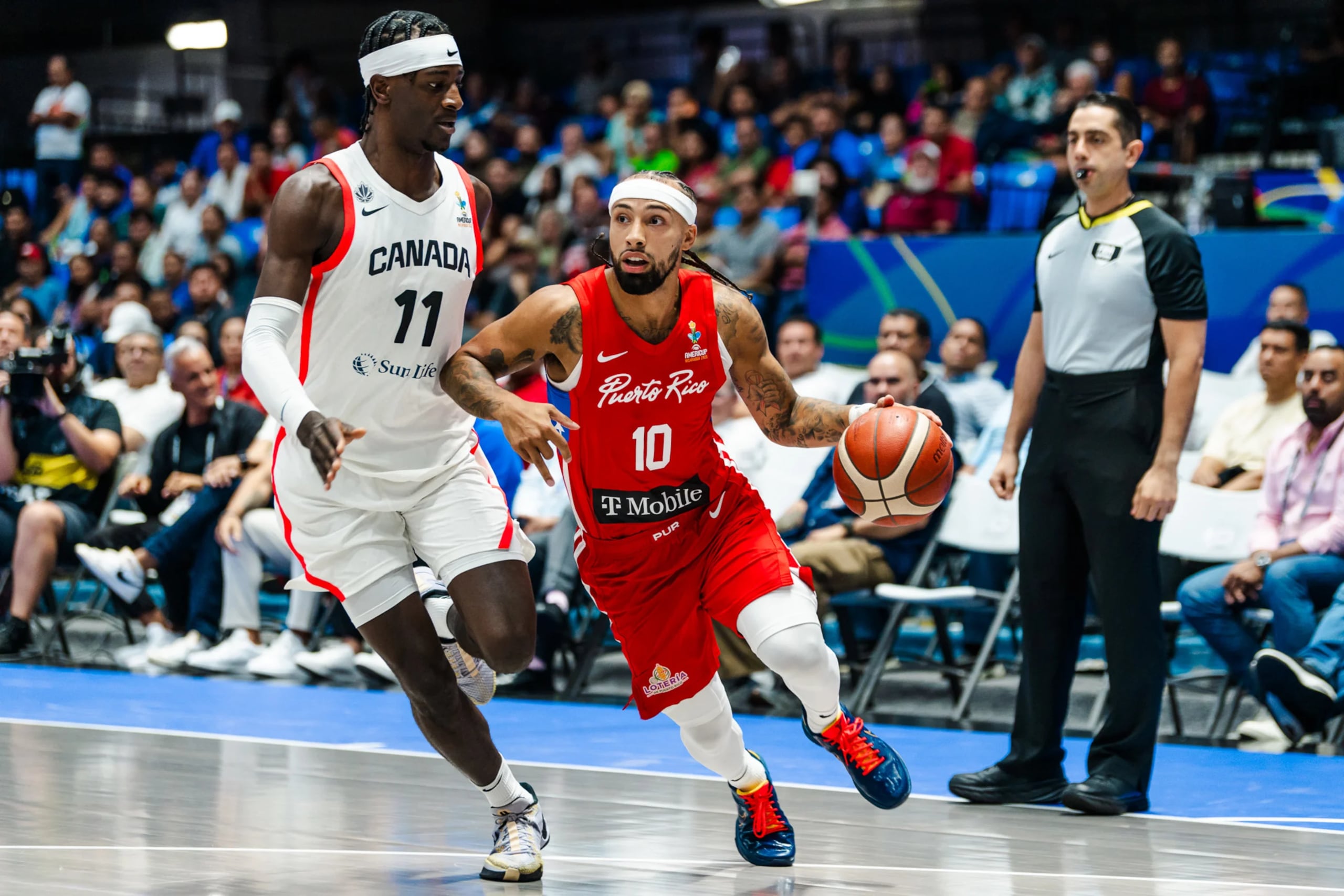 José Alvarado maneja el balón ante la presión de Canadá en la fase de grupos de la AmeriCup 2025.