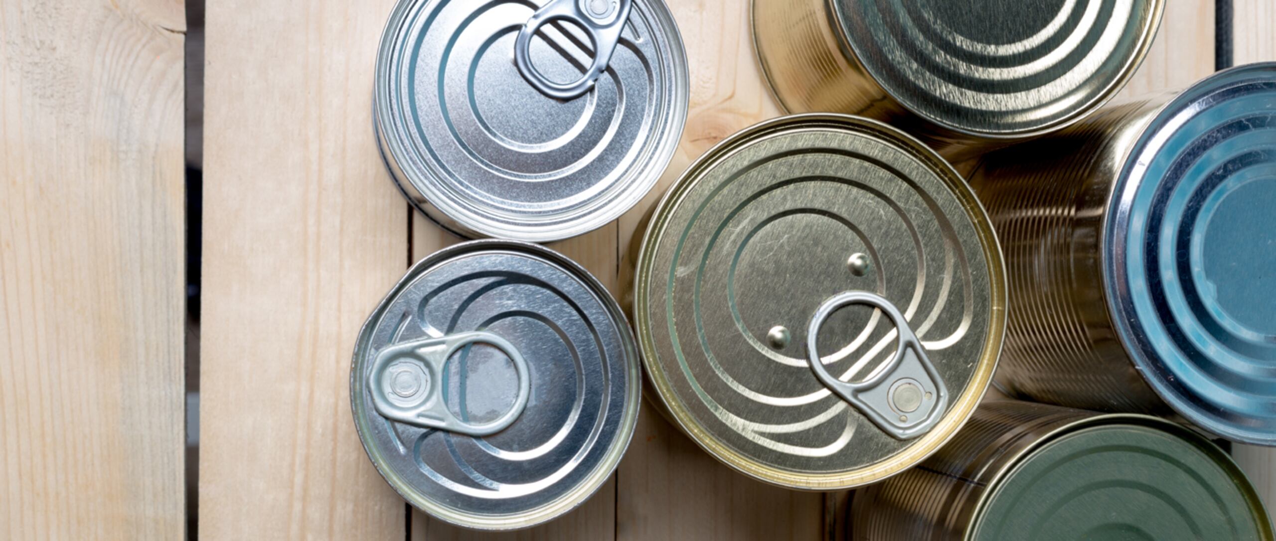 No se deben usar alimentos enlatados expirados o de latas abolladas. (Shutterstock)