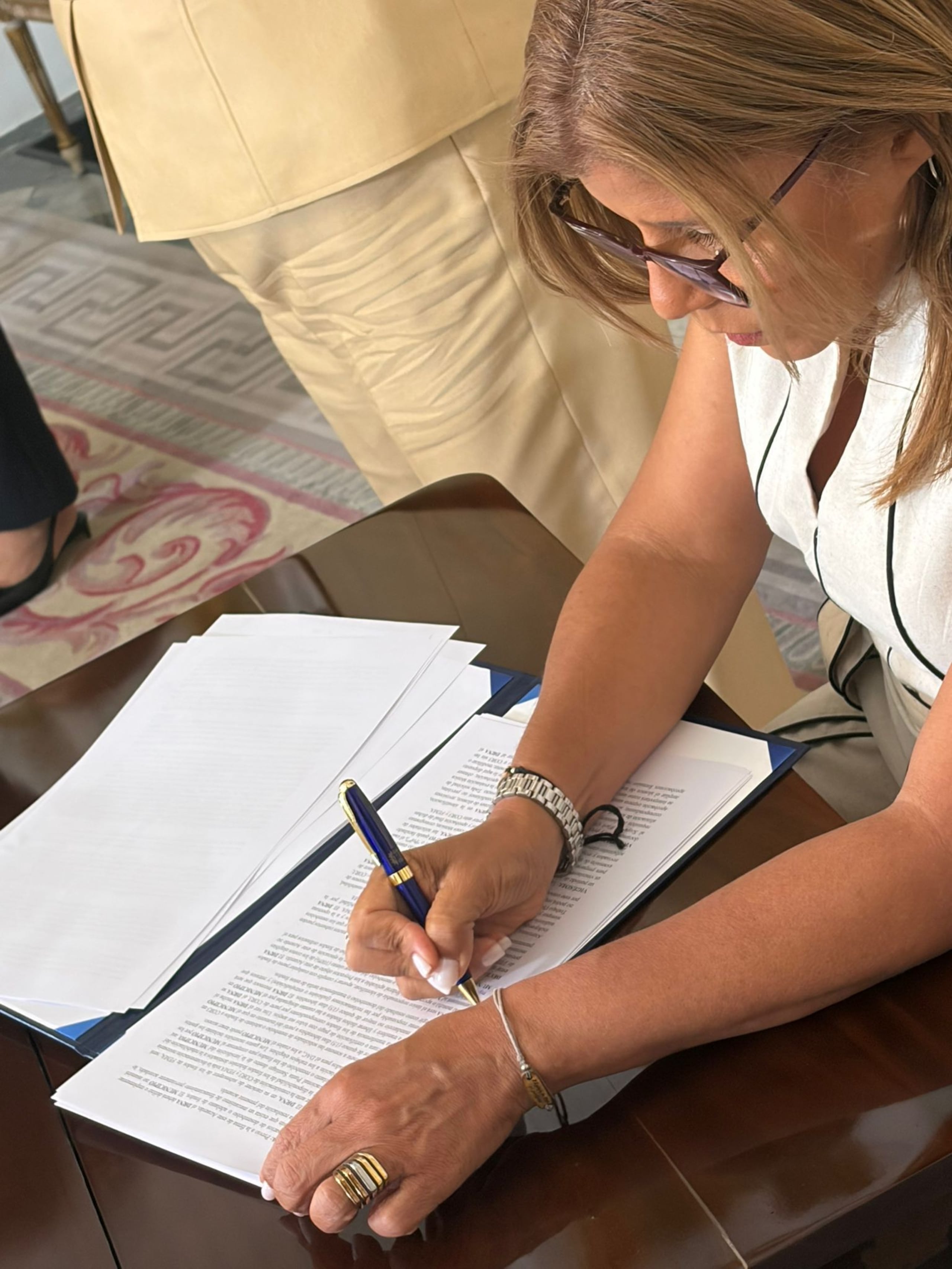 La alcaldesa Rosamar Trujillo durante la firma del acuerdo.