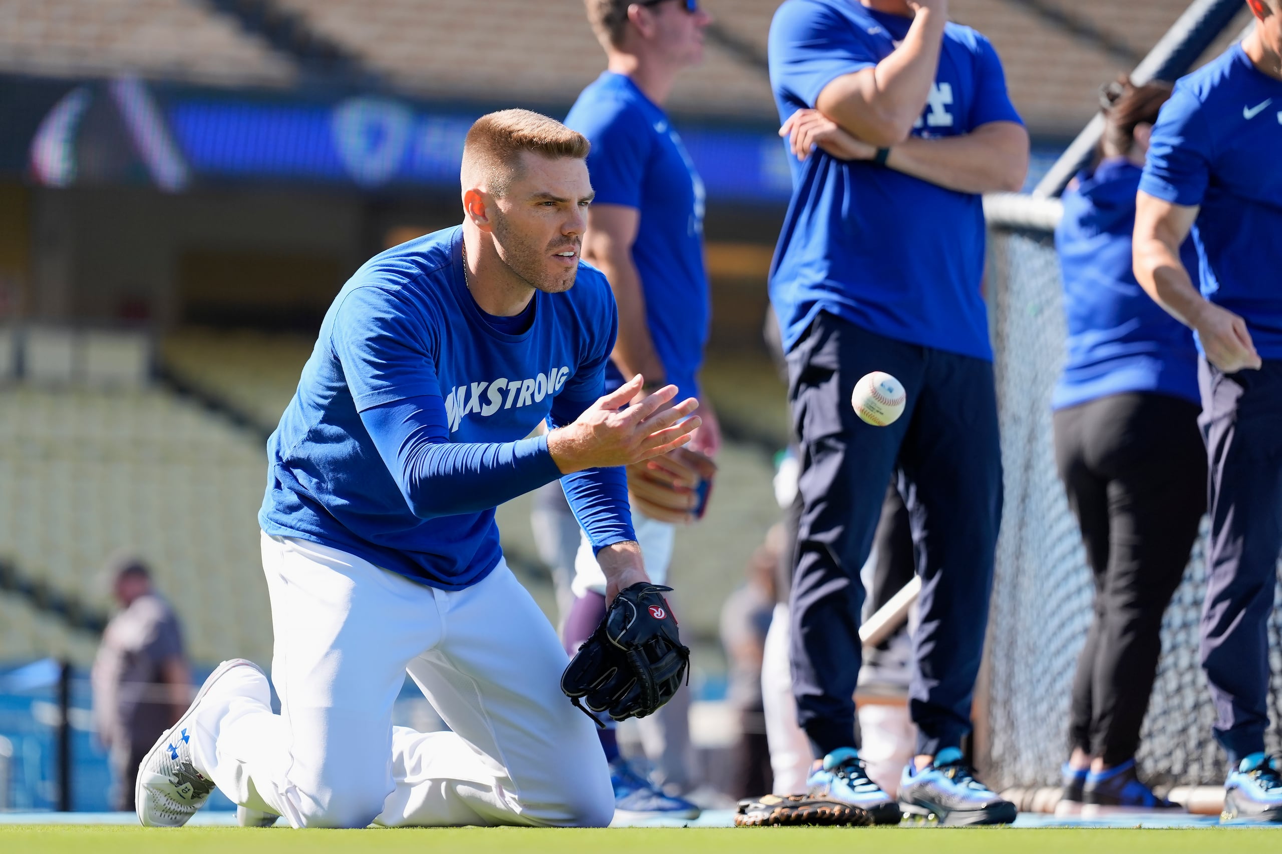 Freddie Freeman, de los Dodgers, calienta antes del primer juego de la Serie Divisional de la Liga Nacional contra los Padres.