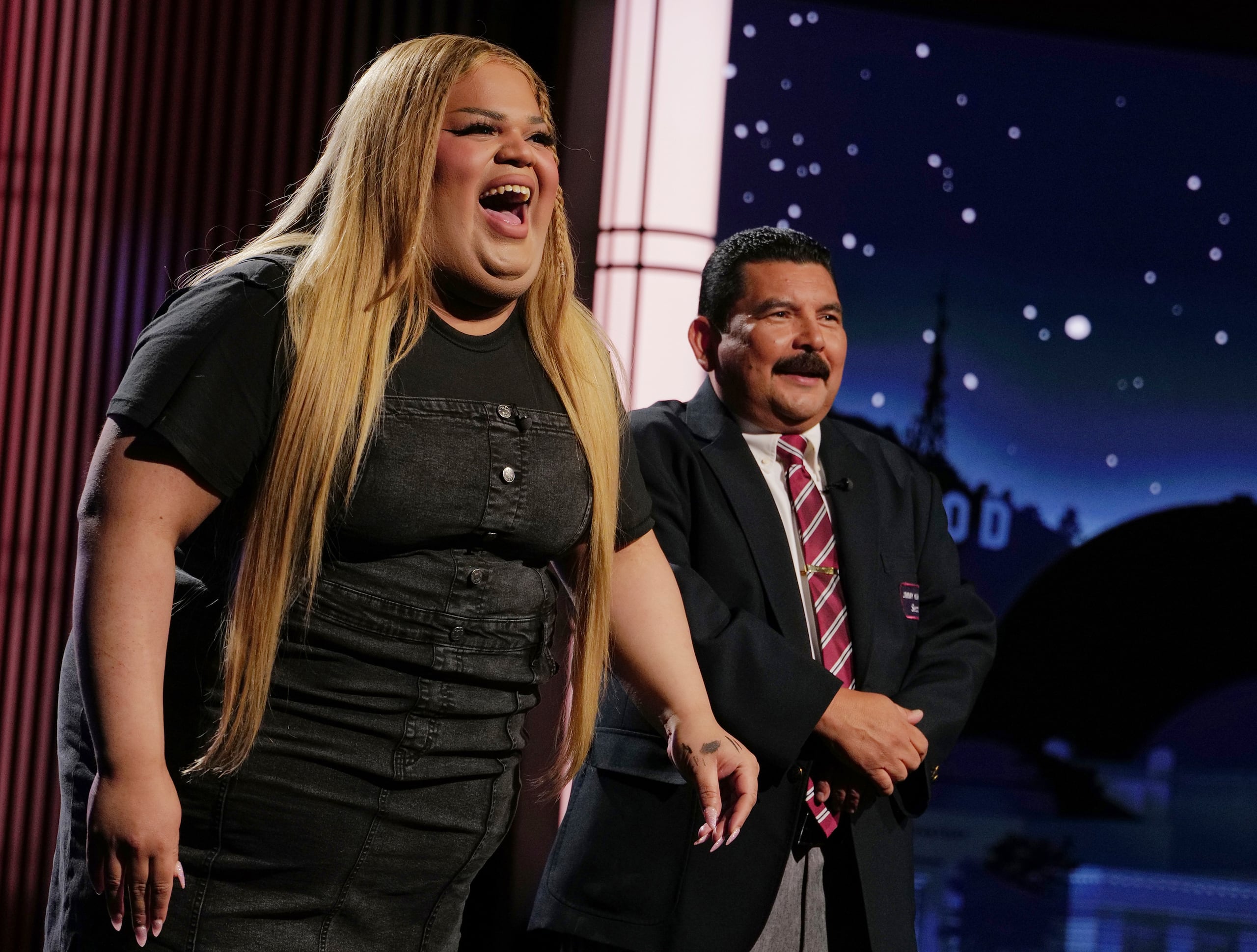 Jools Lebrón, junto al comediante Guillermo Rodríguez, en el set de "Jimmy Kimmel Live!".