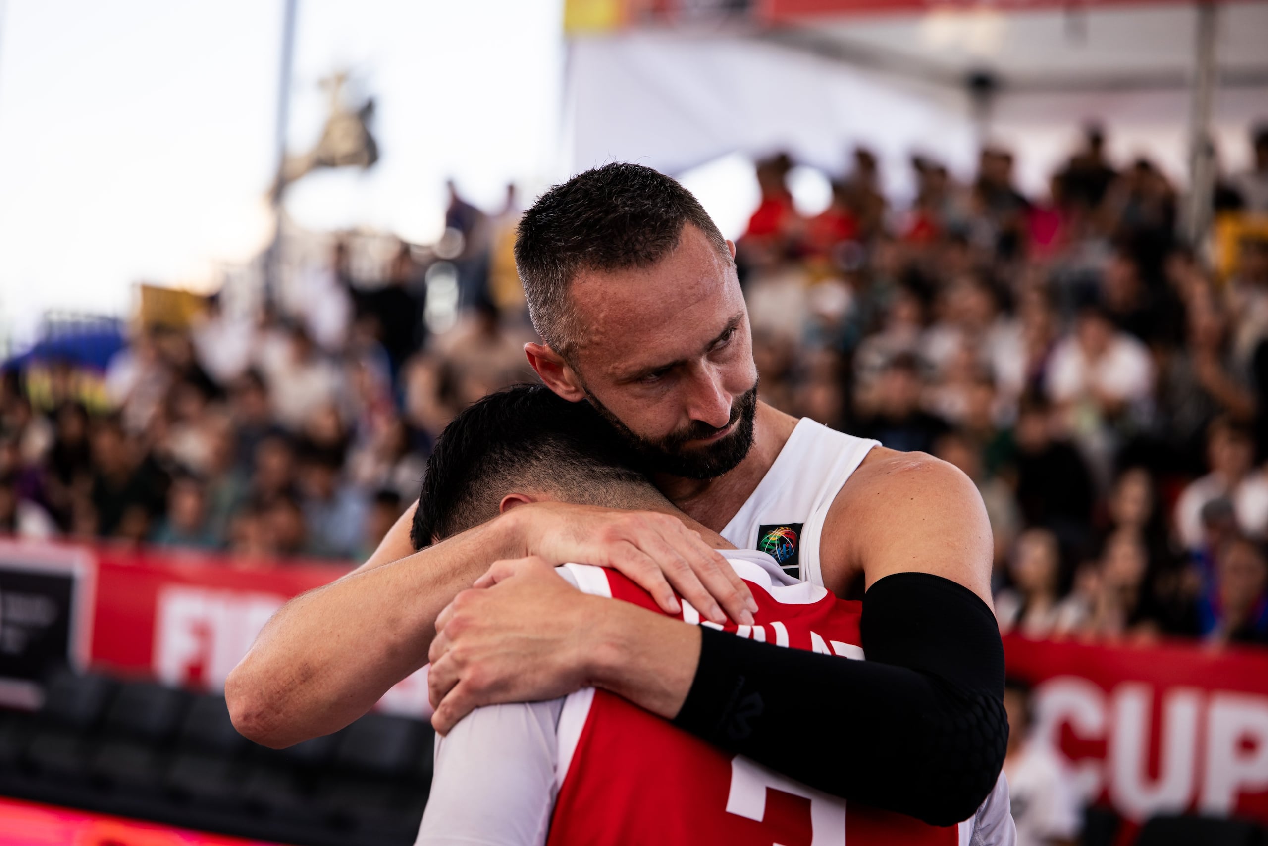 Un integrante de Serbia parece consolar al boricua Antonio Ralat a la conclusión del partido.