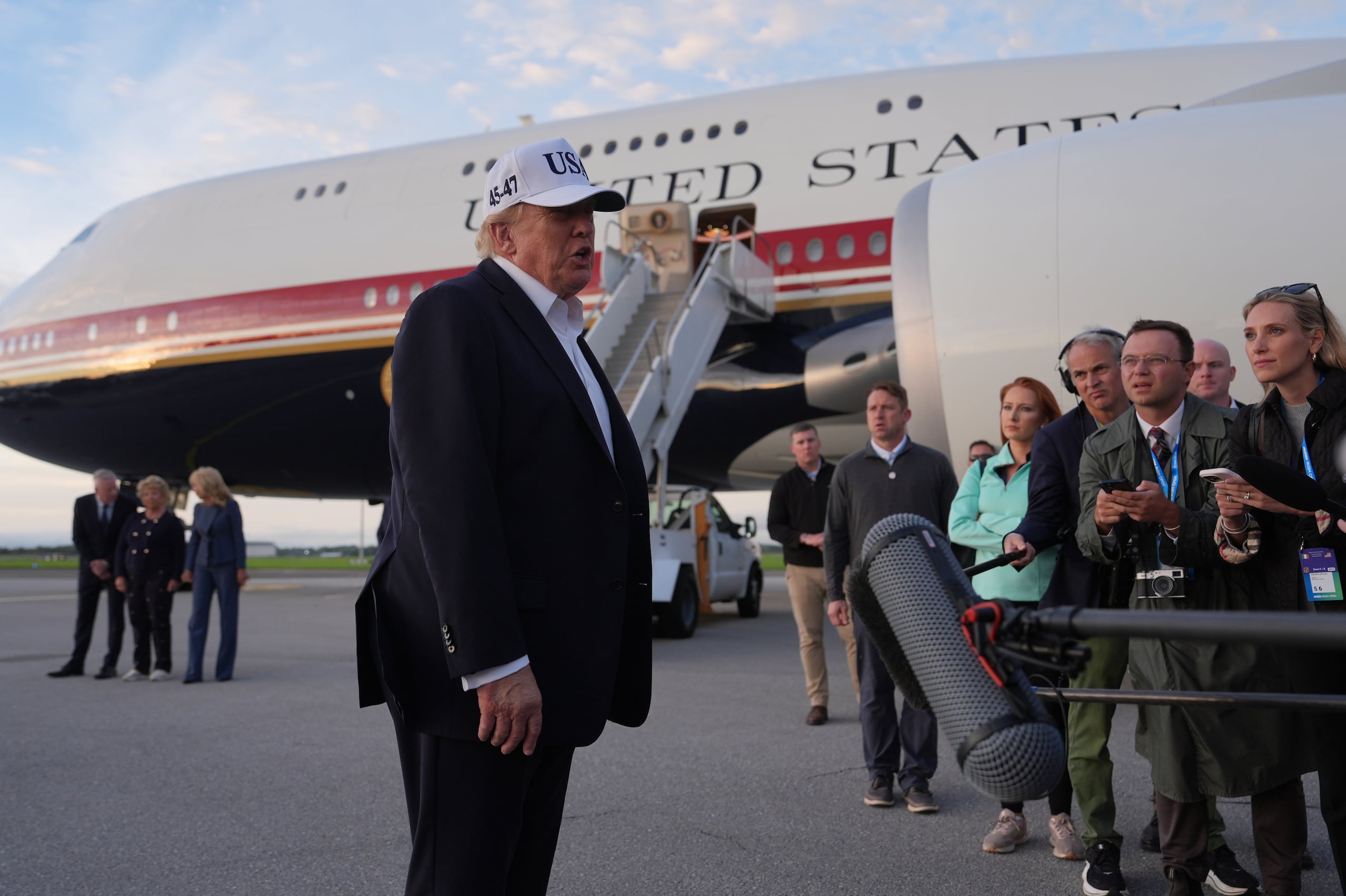 El presidente Donald Trump antes de abordar el Air Force One, el domingo 13 de septiembre de 2026, en el Aeropuerto Shannon, en Shannon, Irlanda. (AP Foto/Julia Demaree Nikhinson)