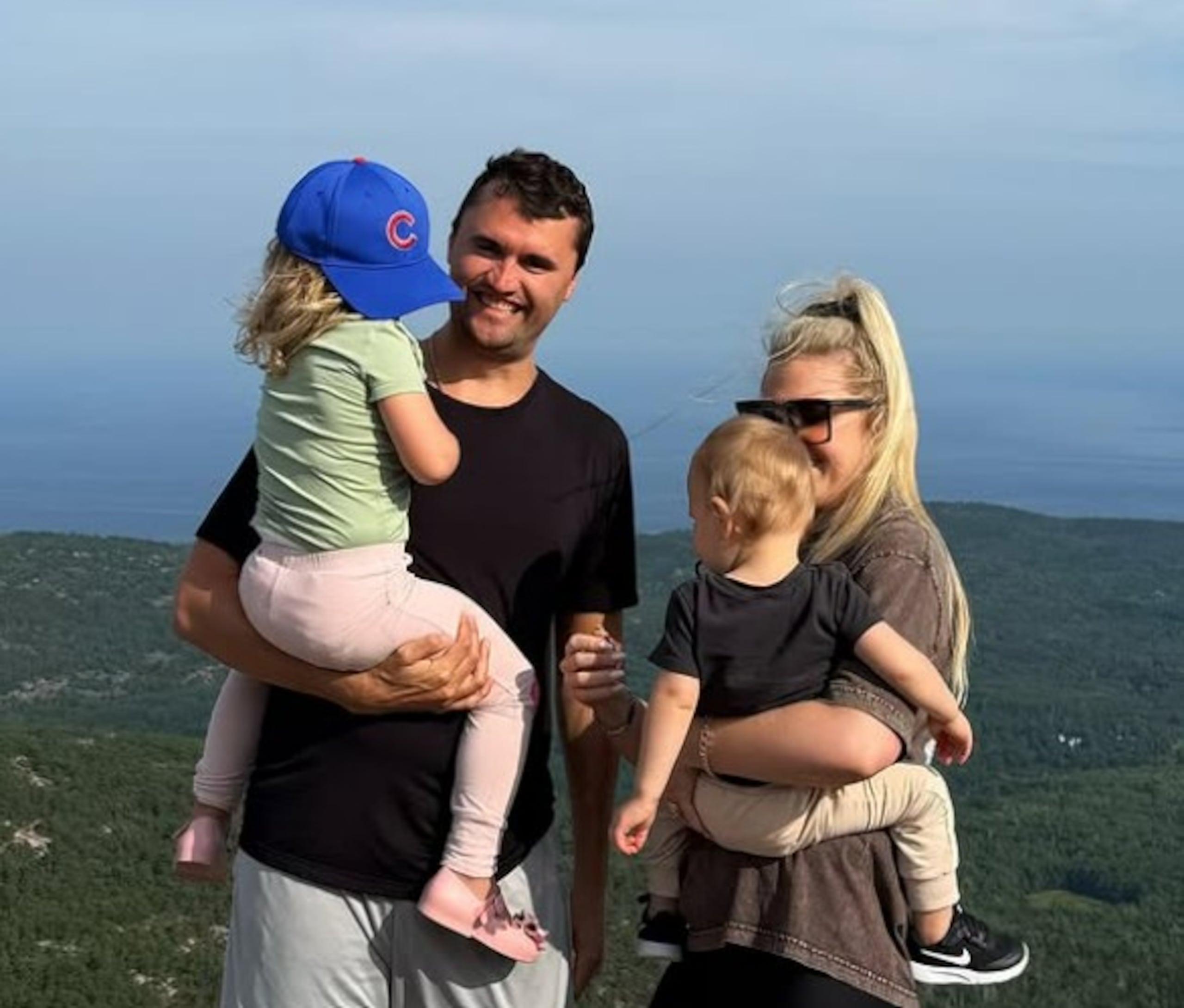 El inversor Bill Ackman anunció que destinará un millón de dólares a la familia de Charlie Kirk, sin cobrar comisiones, y que les entregará un 5% anual del fondo como fuente de ingresos, con acceso disponible en caso de emergencias.