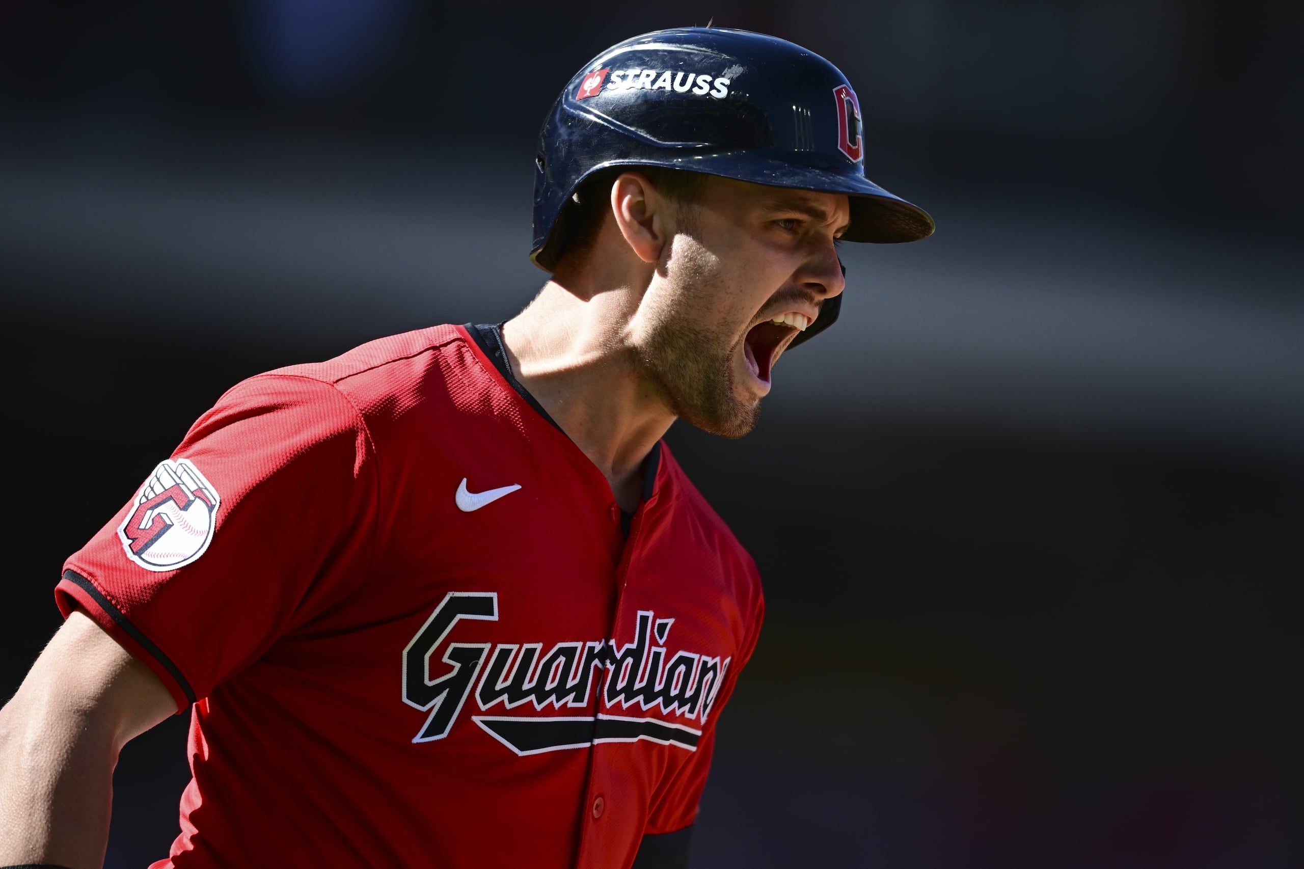 Lane Thomas, de los Guardians de Cleveland, grita al correr las bases tras pegar un jonrón en la primera entrada del primer juego de la Serie Divisional contra los Tigers de Detroit.