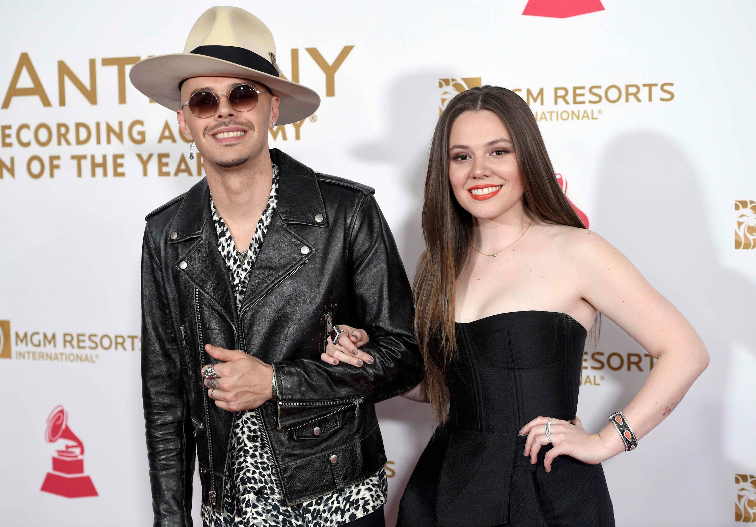 El dúo Jesse & Joy decidió ir a la segura y optó por el color negro.