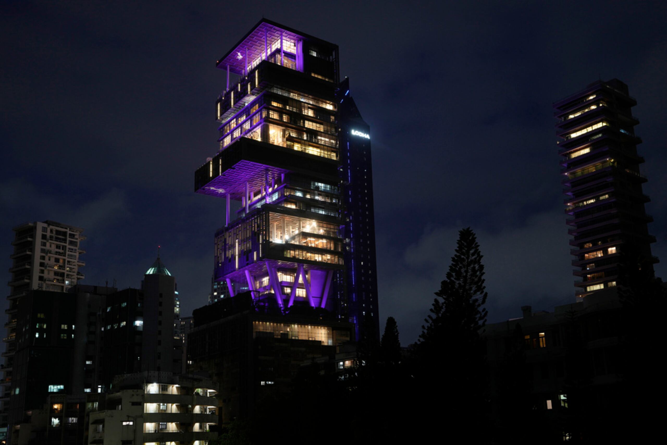 La mansión Antilia, casa del multimillonario Mukesh Ambani, iluminada antes de la boda de su hijo Anant Ambani y Radhika Merchant en Mumbai, India, el 10 de julio de 2024.