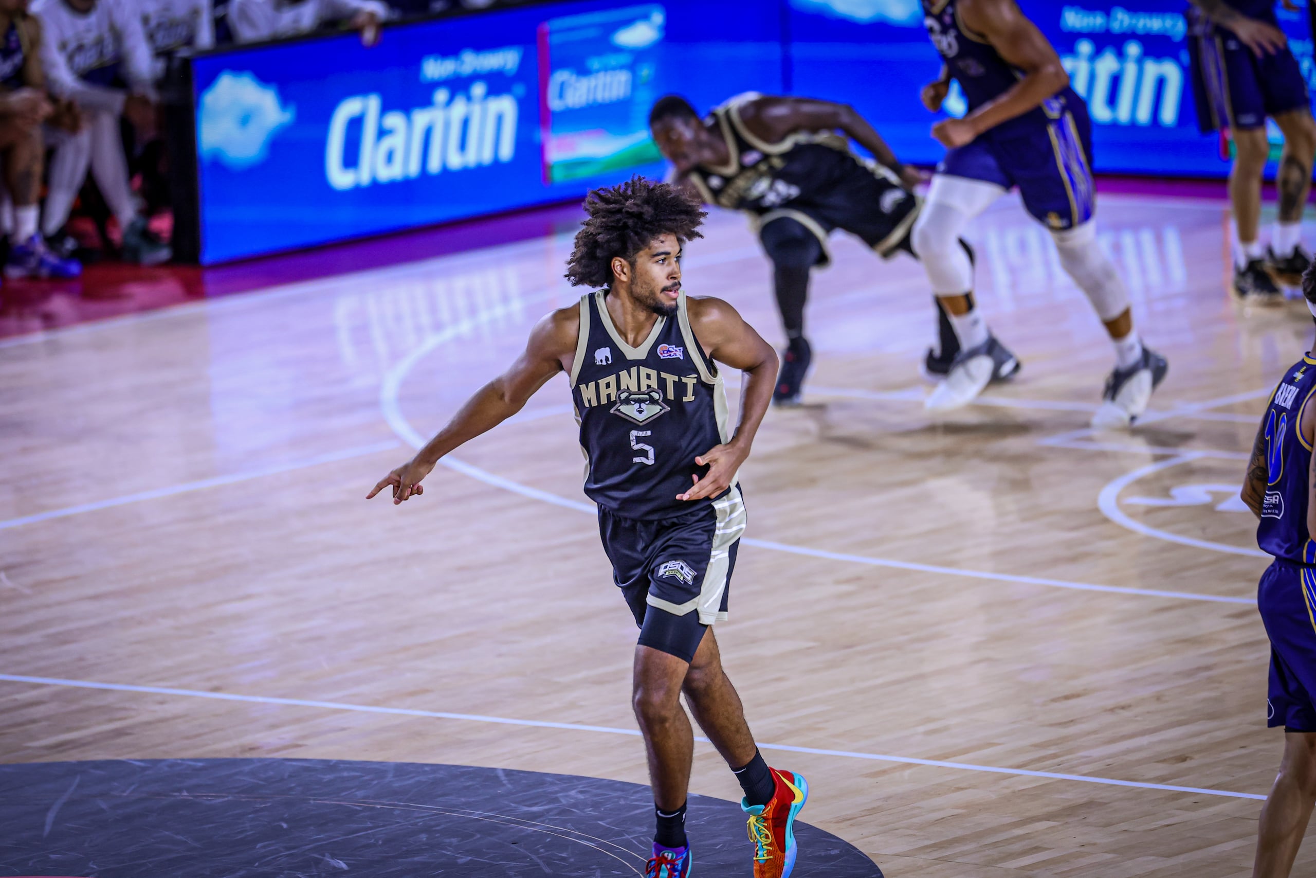 Ethan Thompson, de los Osos de Manatí, durante el quinto juego de la serie final del BSN.