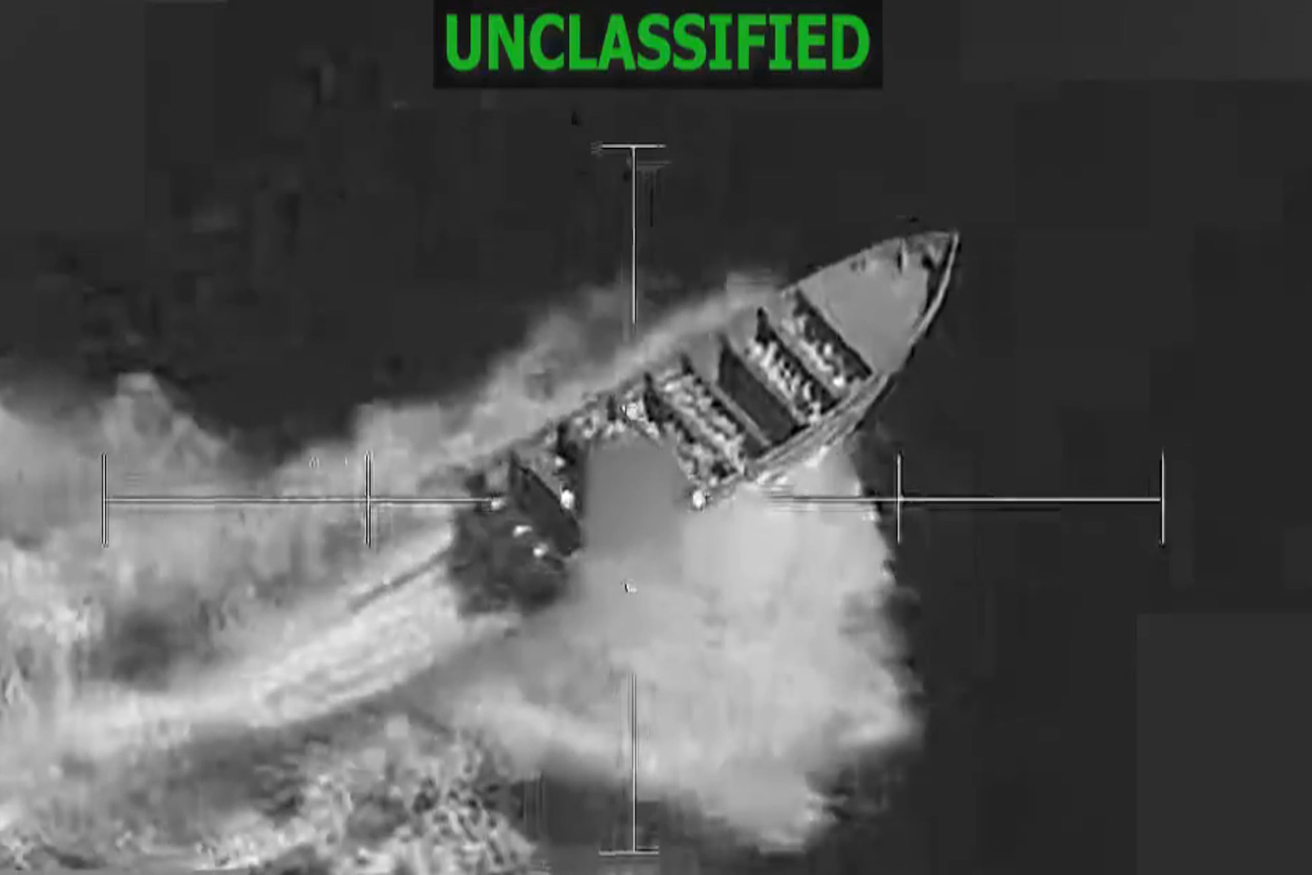 Captura de pantalla tomada de la cuenta oficial de X del Comando Sur de EE.UU @Southcom que muestra una lancha antes de ser impactada durante la Operación Lanza del Sur este sábado en aguas internacionales.