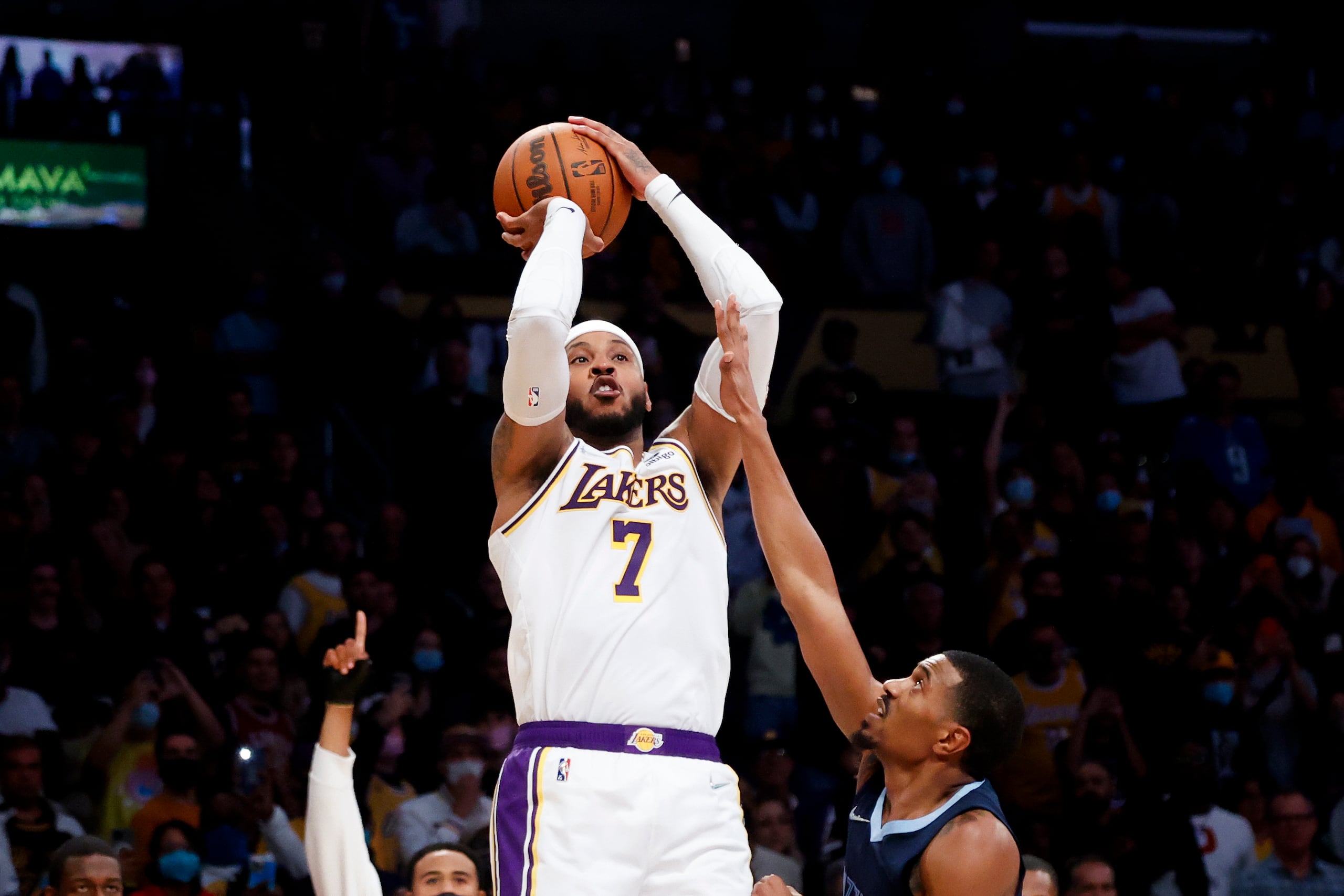 Carmelo Anthony (7) con el uniforme de los Lakers.