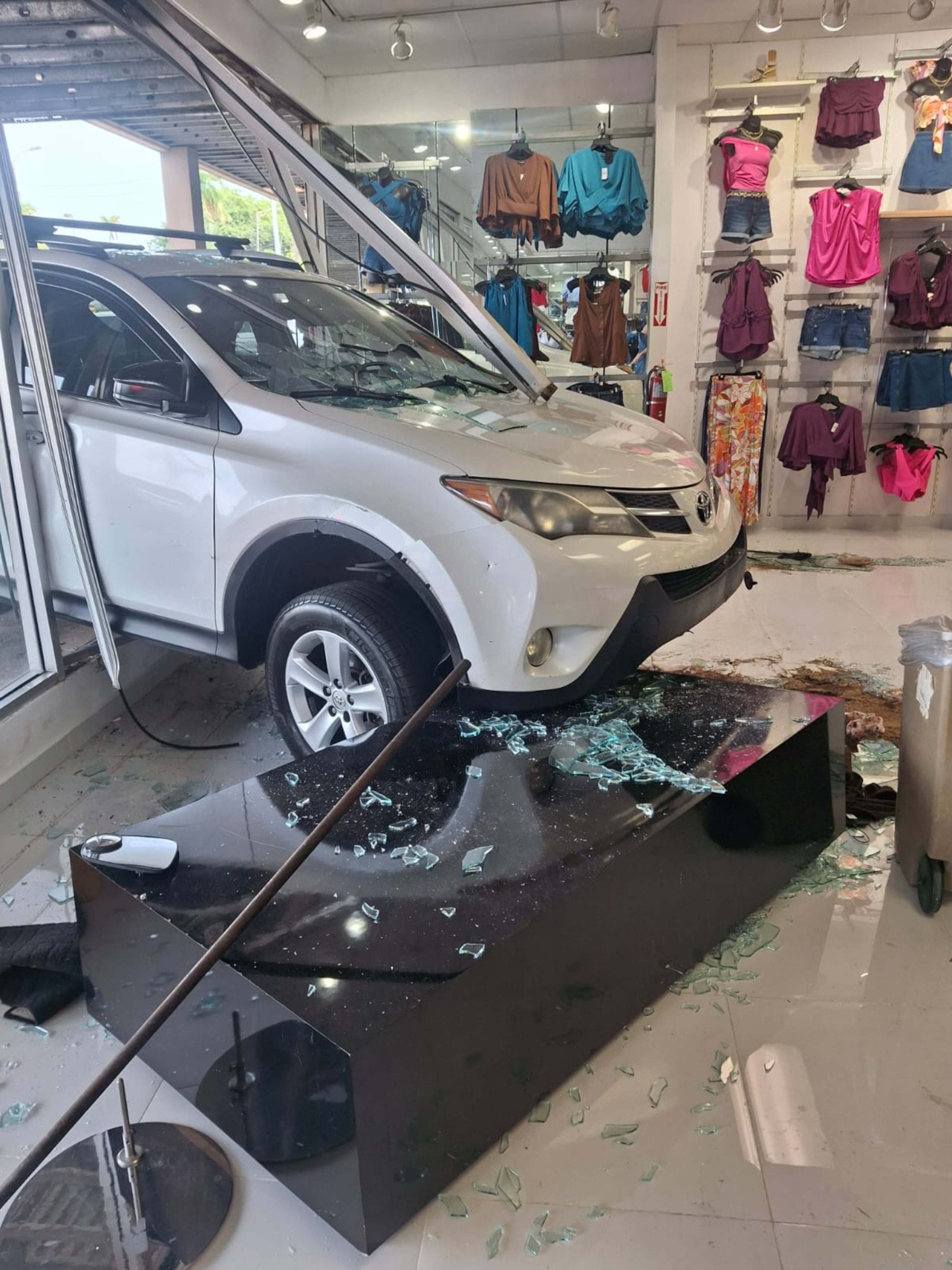 Una conductora de 67 años chocó su guagua contra la vitrina de la tienda Rainbow del centro comercial Bayamón Oeste Shopping Center.