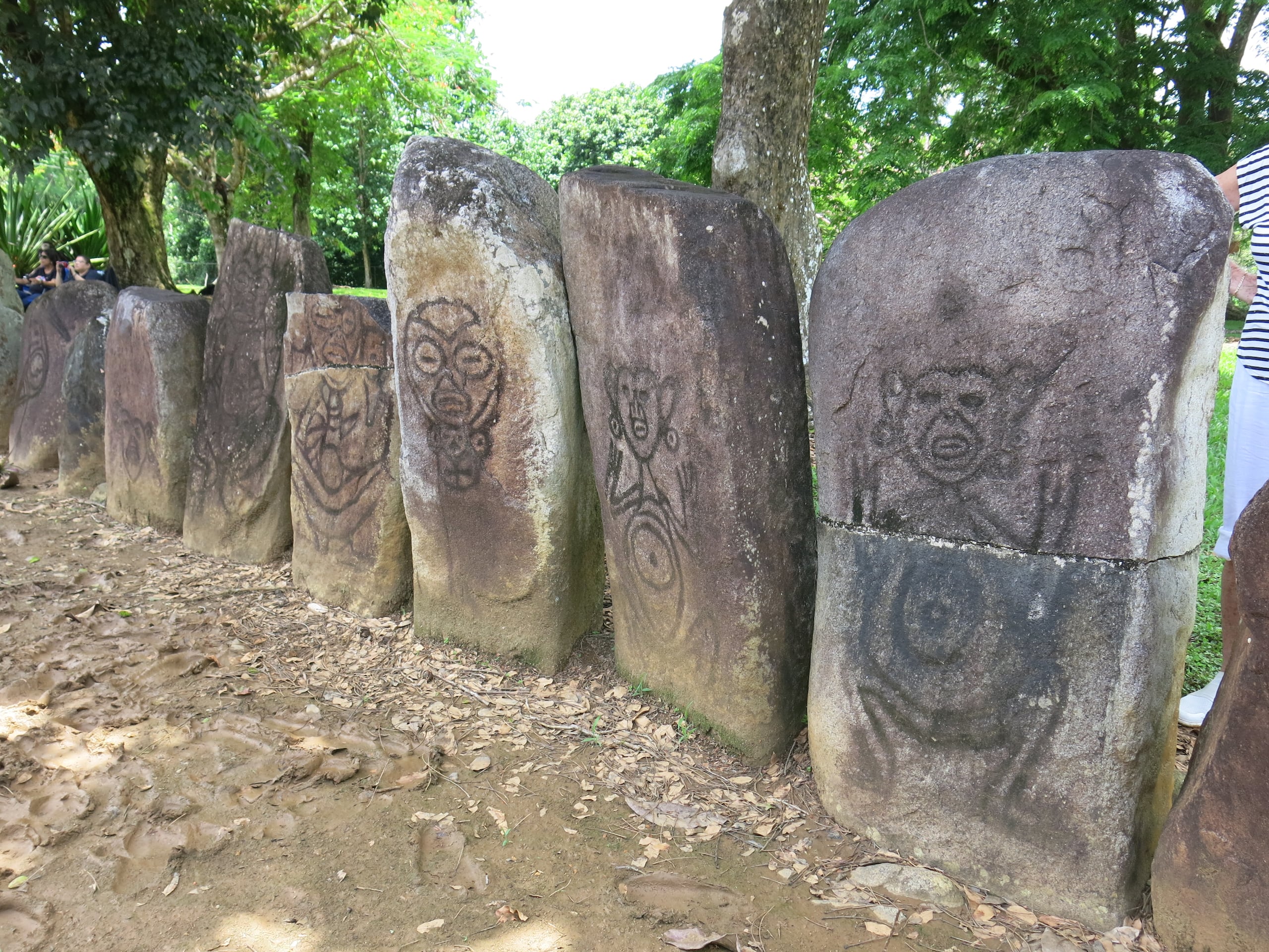 Fotografía donde se observan monolitos de piedra del batey principal en el Centro Ceremonial Indígena de Caguana, el 4 de junio de 2024, en Utuado (EFE/ Marina Villén)