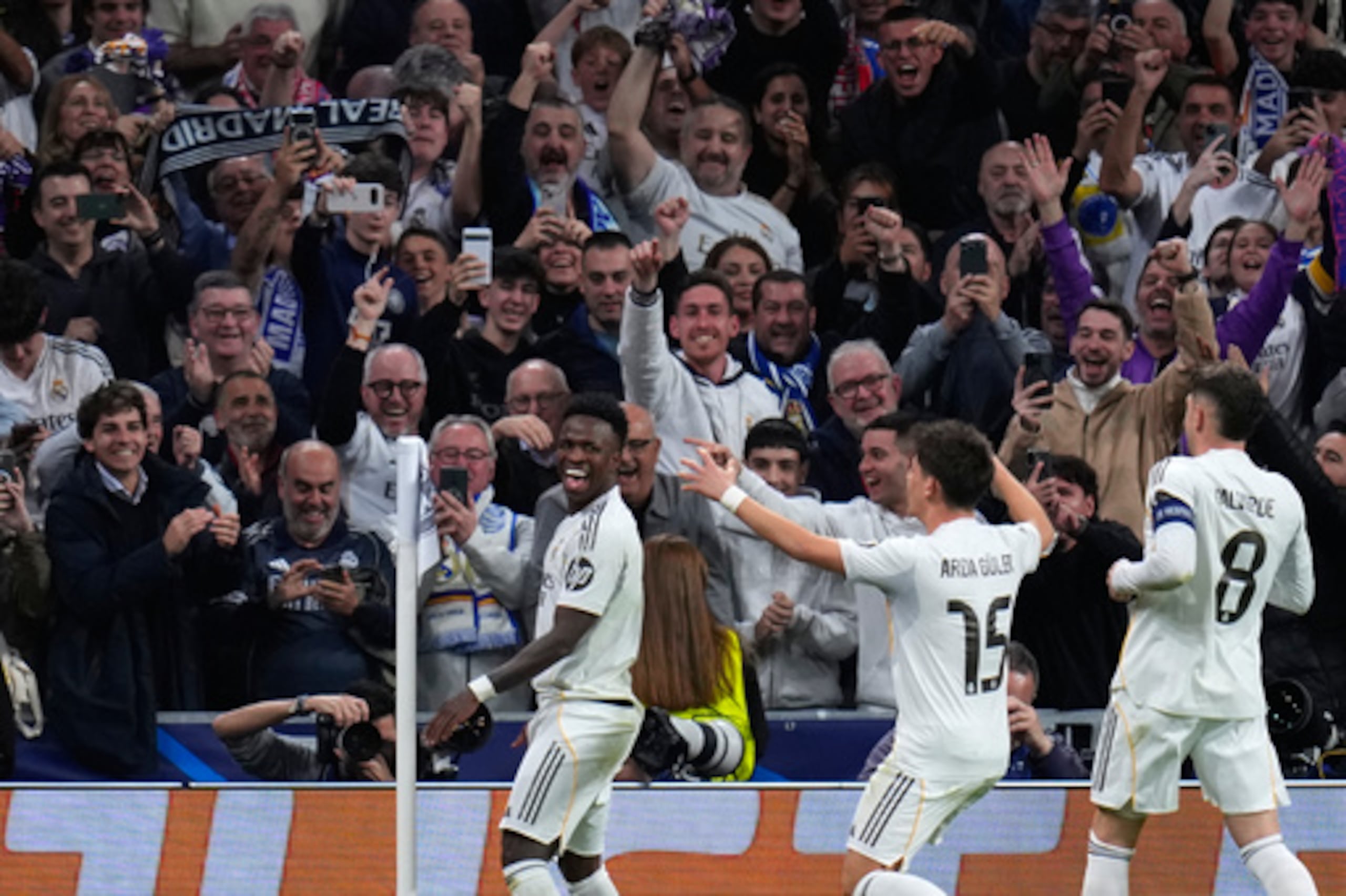 Vinicius Junior (izquierda) celebra tras anotar el segundo gol del Real Madrid ante Benfica en la Liga de Campeones, el miércoles 25 de febrero de 2026, en Madrid. (AP Foto/Manu Fernández)