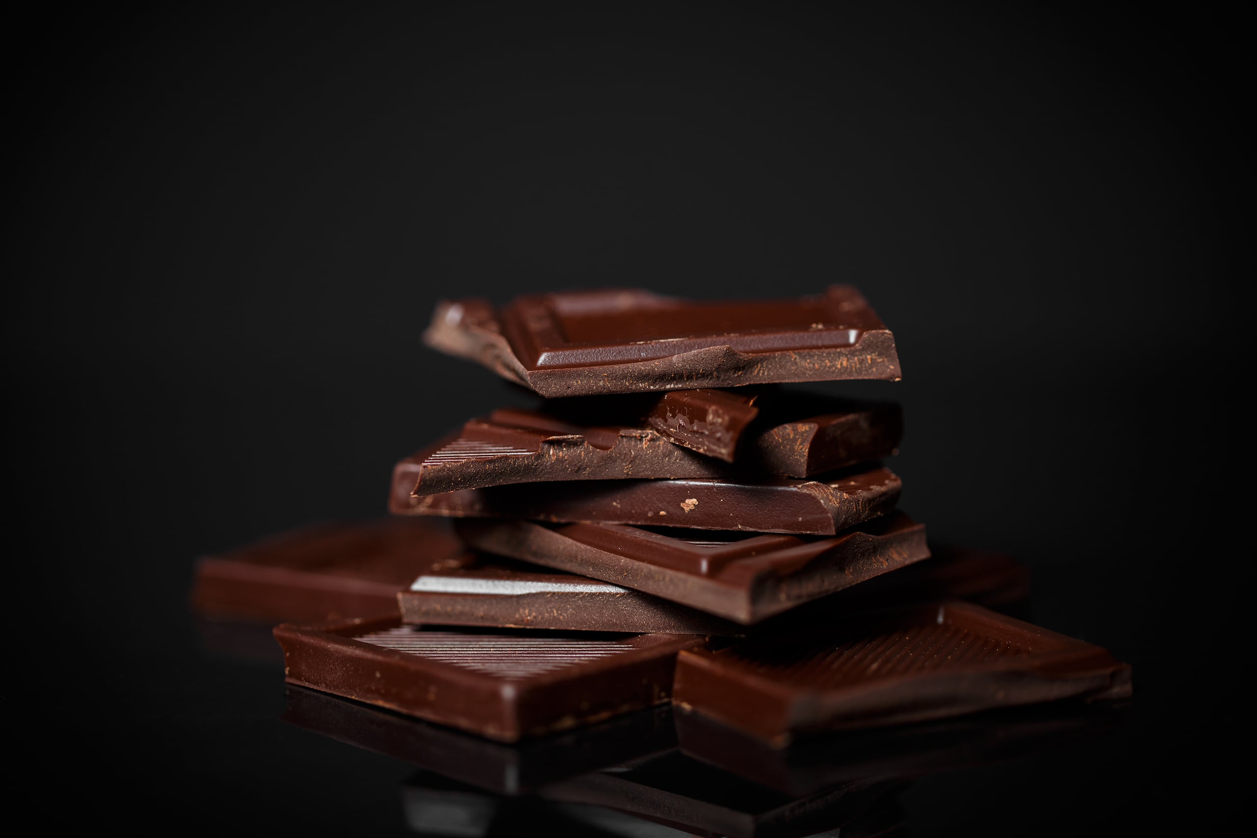 Préstale atención al contenido de cacao de la barra, porque debe tener un porcentaje mínimo. Igualmente a cuánta azúcar añadida tiene.