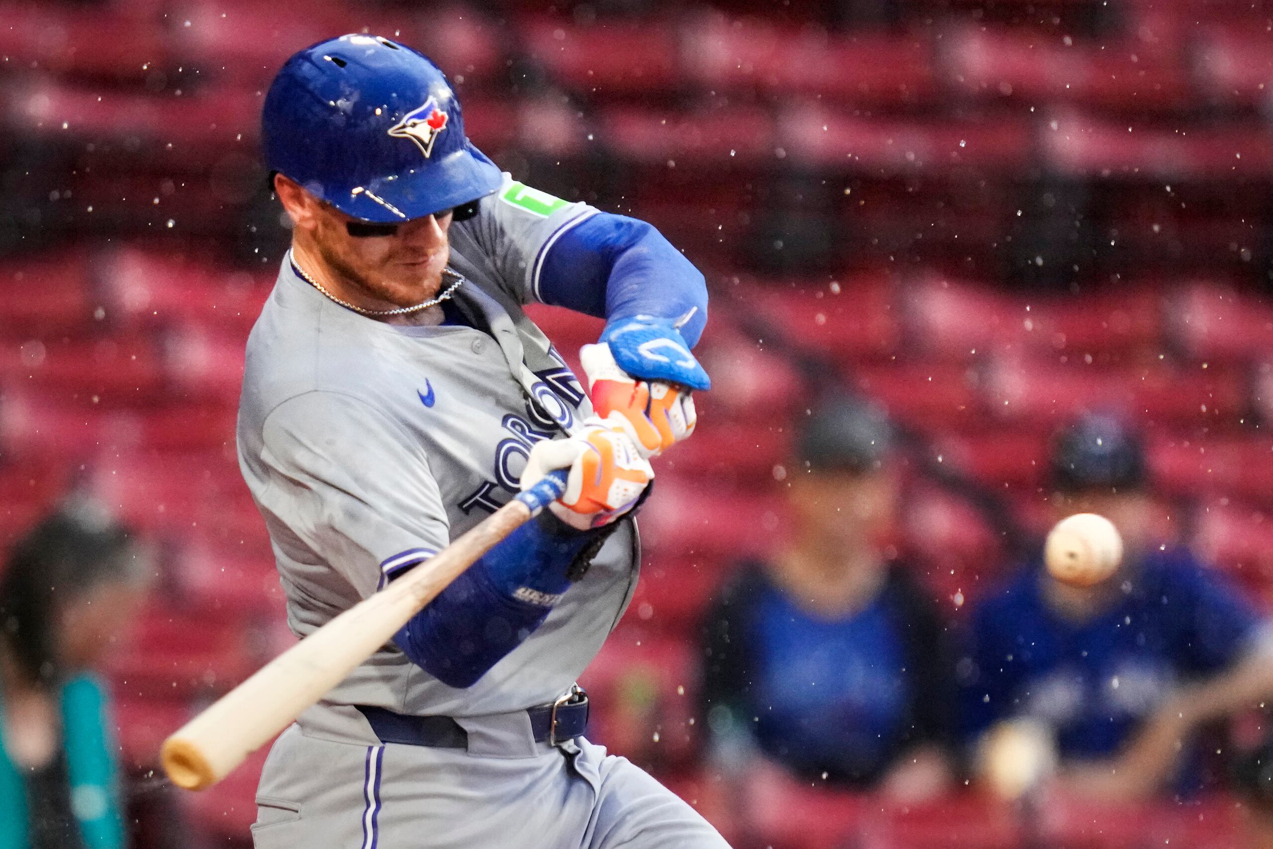 Danny Jansen aparece aquí en uniforme de Toronto en la fecha original del partido, el 26 de junio. Hoy 26 de agosto fue parte de la clausura del juego en uniforme de los Red Sox.