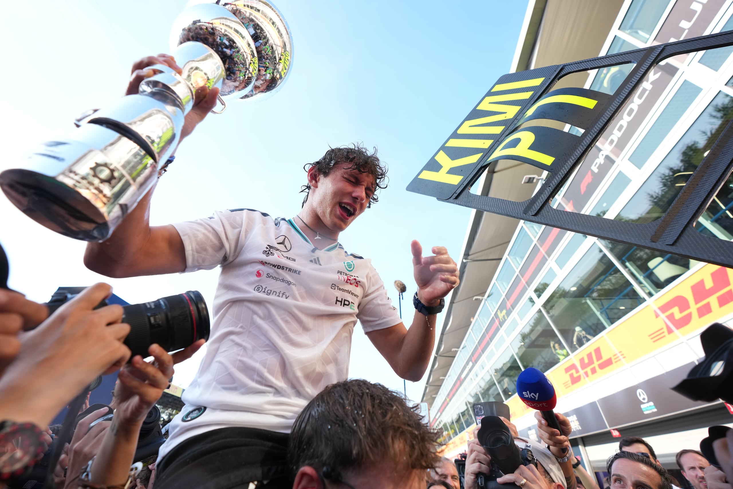 El piloto de Mercedes Kimi Antonelli celebra tras ganar el Gran Premio de Italia.