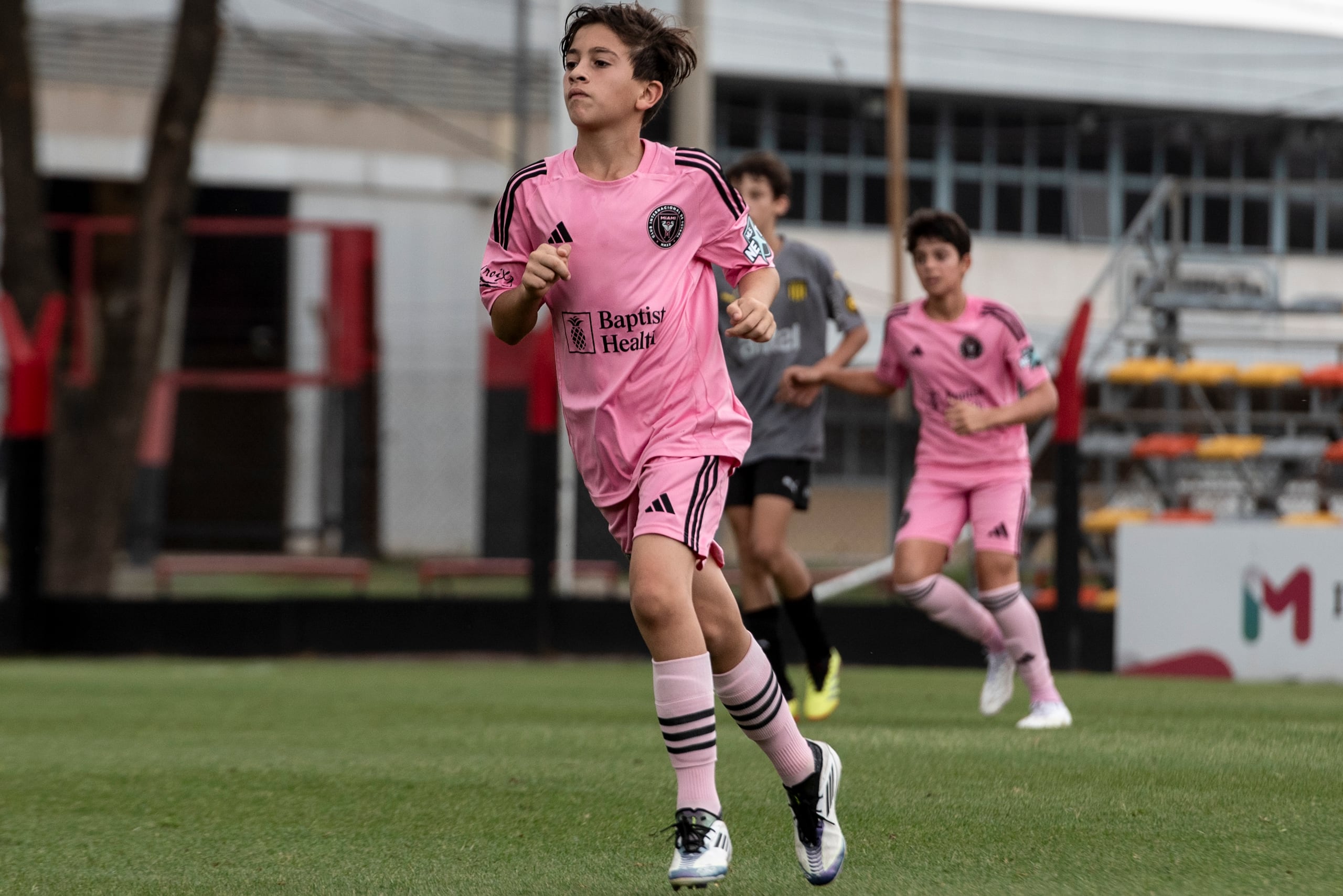 Thiago Messi, el hijo de Lionel Messi, juega con el Inter Miami contra Peñarol en un torneo infantil, en Rosario, Argentina, el martes 26 de noviembre de 2024.