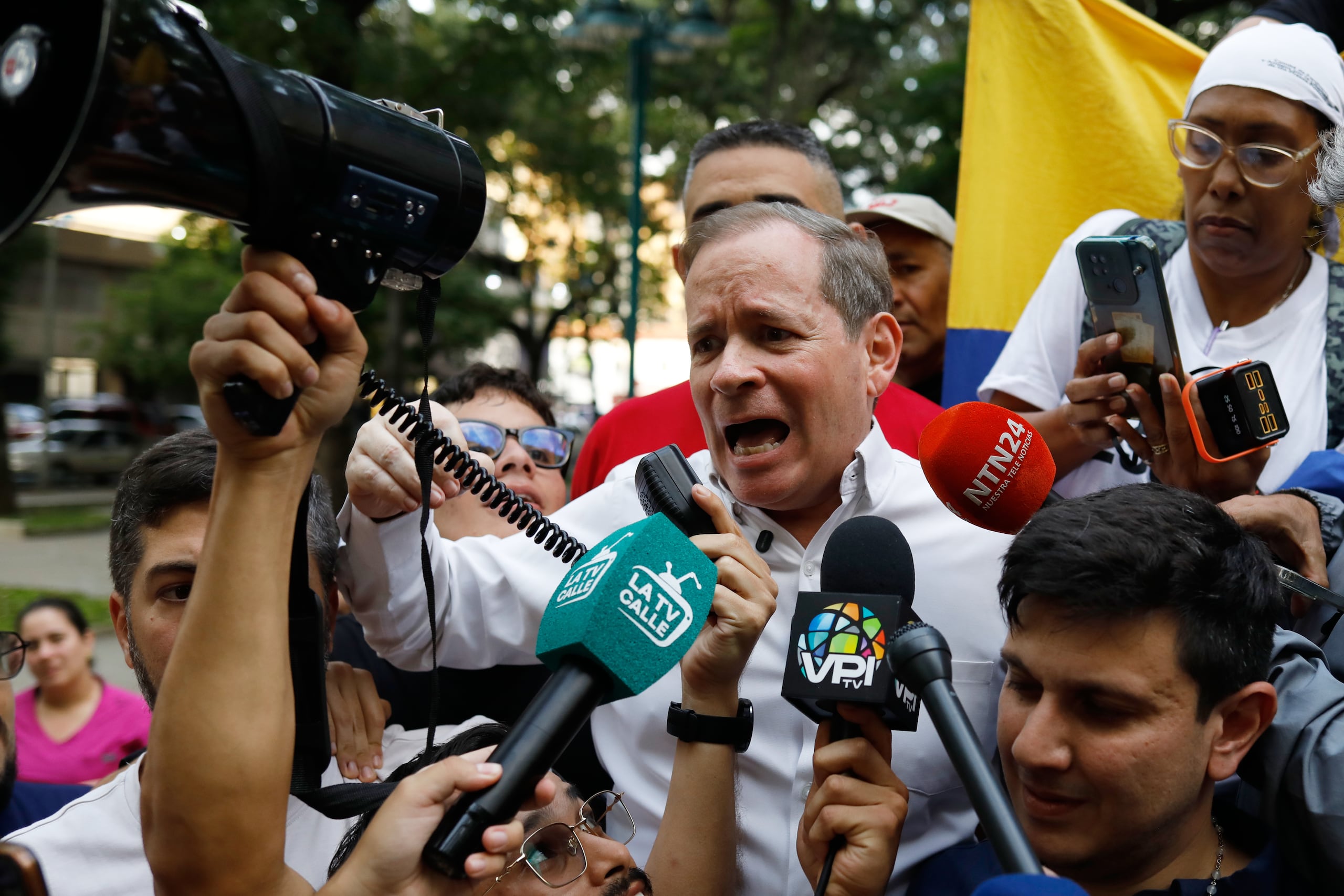 El líder opositor Juan Pablo Guanipa habla tras ser liberado de prisión en Caracas, Venezuela, el domingo 8 de febrero de 2026. (AP Foto/Cristian Hernandez)