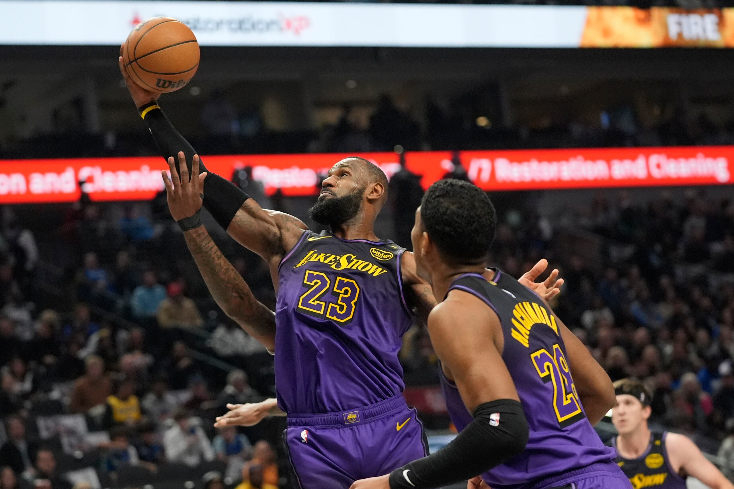 El Centro de Entrenamiento UCLA Health de los Lakers, en El Segundo, comenzará a funcionar como un centro de donaciones el martes, dijo el equipo.