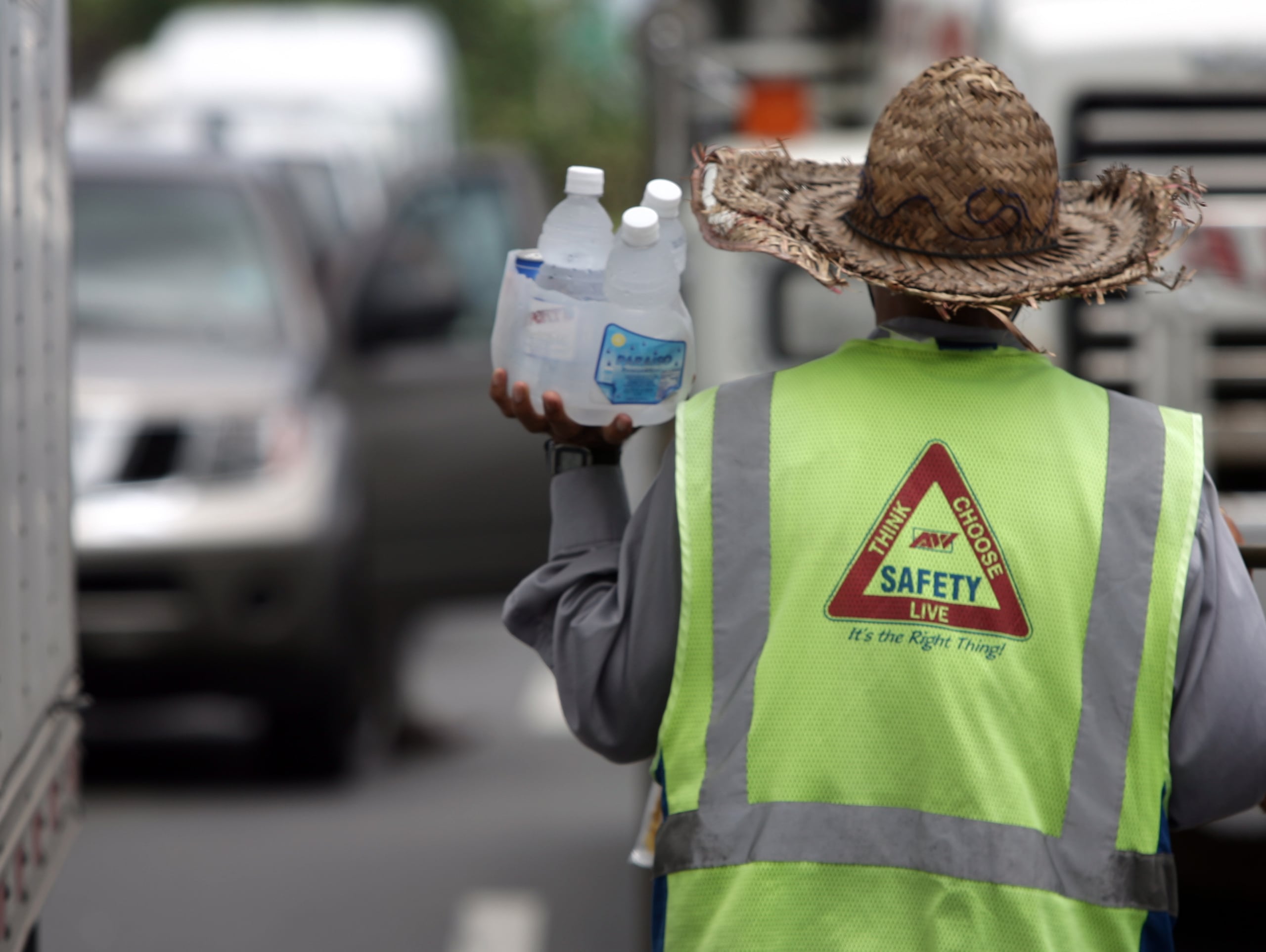 Se recomienda beber mucha agua para lidiar con las condiciones calurosas que se registran. (Archivo / GFR Media)