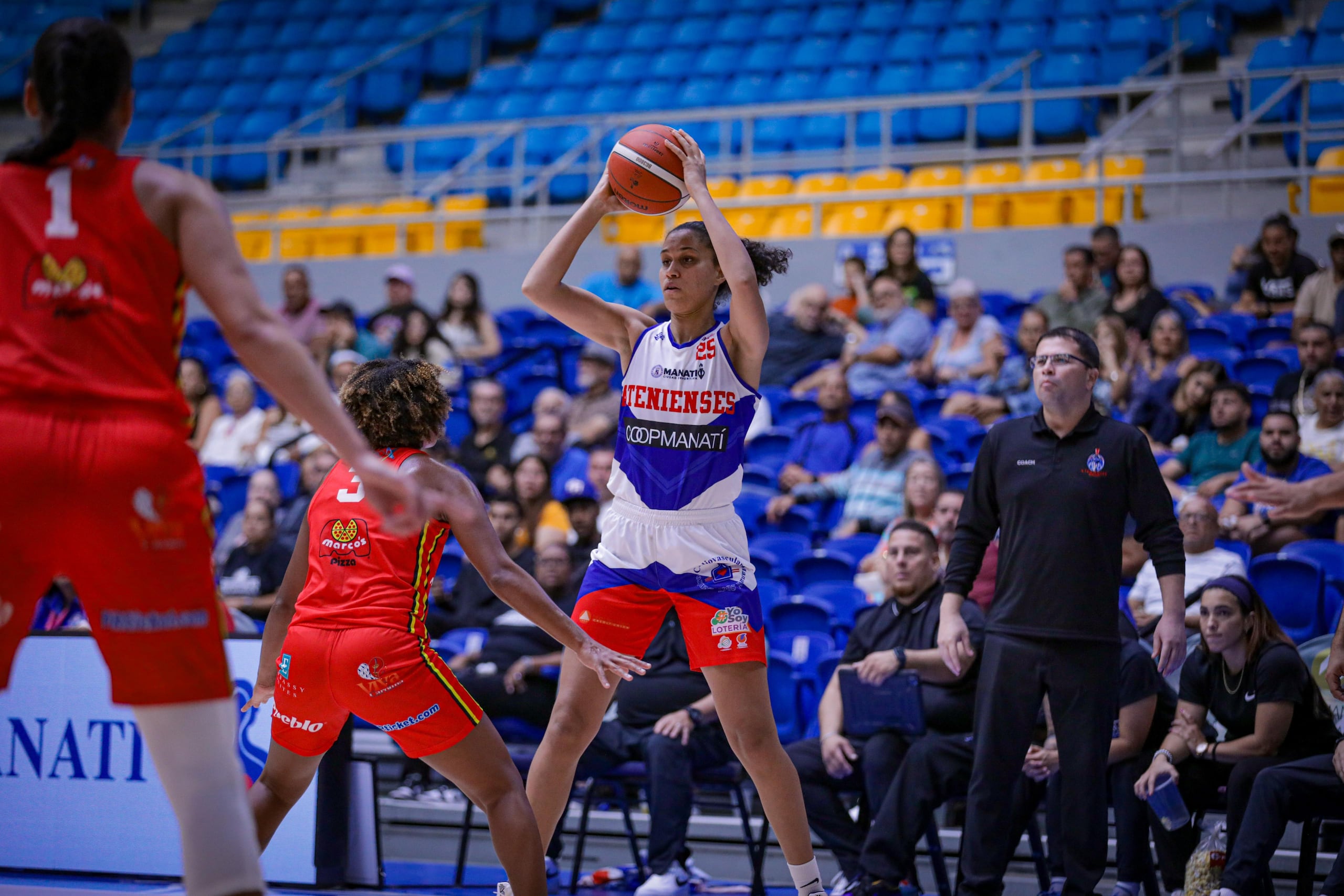 La ala-pívot de los Atenienses de Manatí, Isalys Quiñones, durante el partido contra las Gigantes de Carolina.