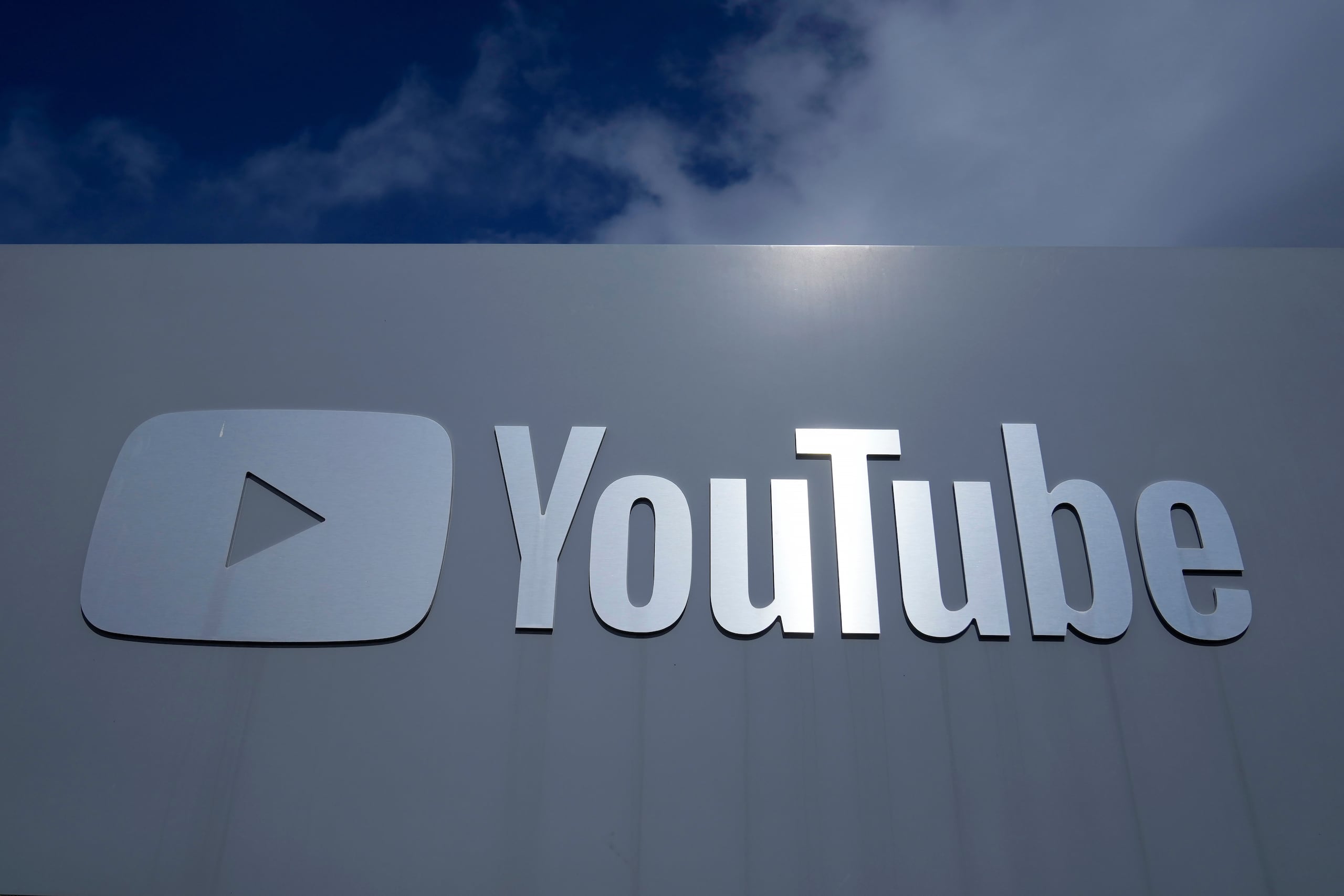 Un letrero de YouTube cerca de la sede de la compañía, el miércoles 12 de marzo de 2025, en San Bruno, California. (AP Foto/Jeff Chiu, Archivo)