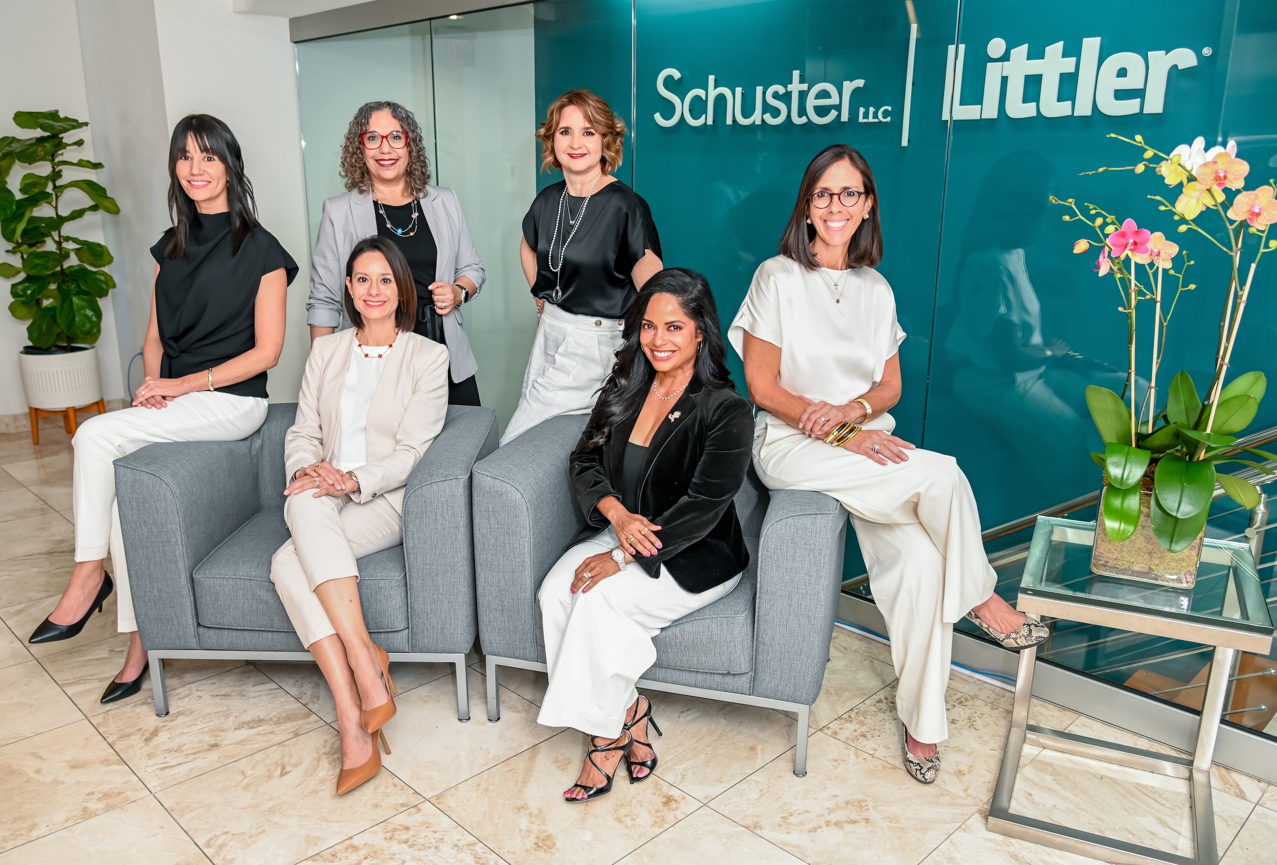 Al frente de izquierda a derecha: Lcda. Elizabeth Pérez-Lleras y Lcda. Shiara Diloné-Fernández. Atrás, en el mismo orden: Lcda. Érika Berríos Berríos, Lcda. Lourdes Fernández Venegas, Lcda. Mariela Rexach Rexach y Lcda. Anabel Rodríguez Alonso, socias capitales de Schuster, LLC. | Littler.