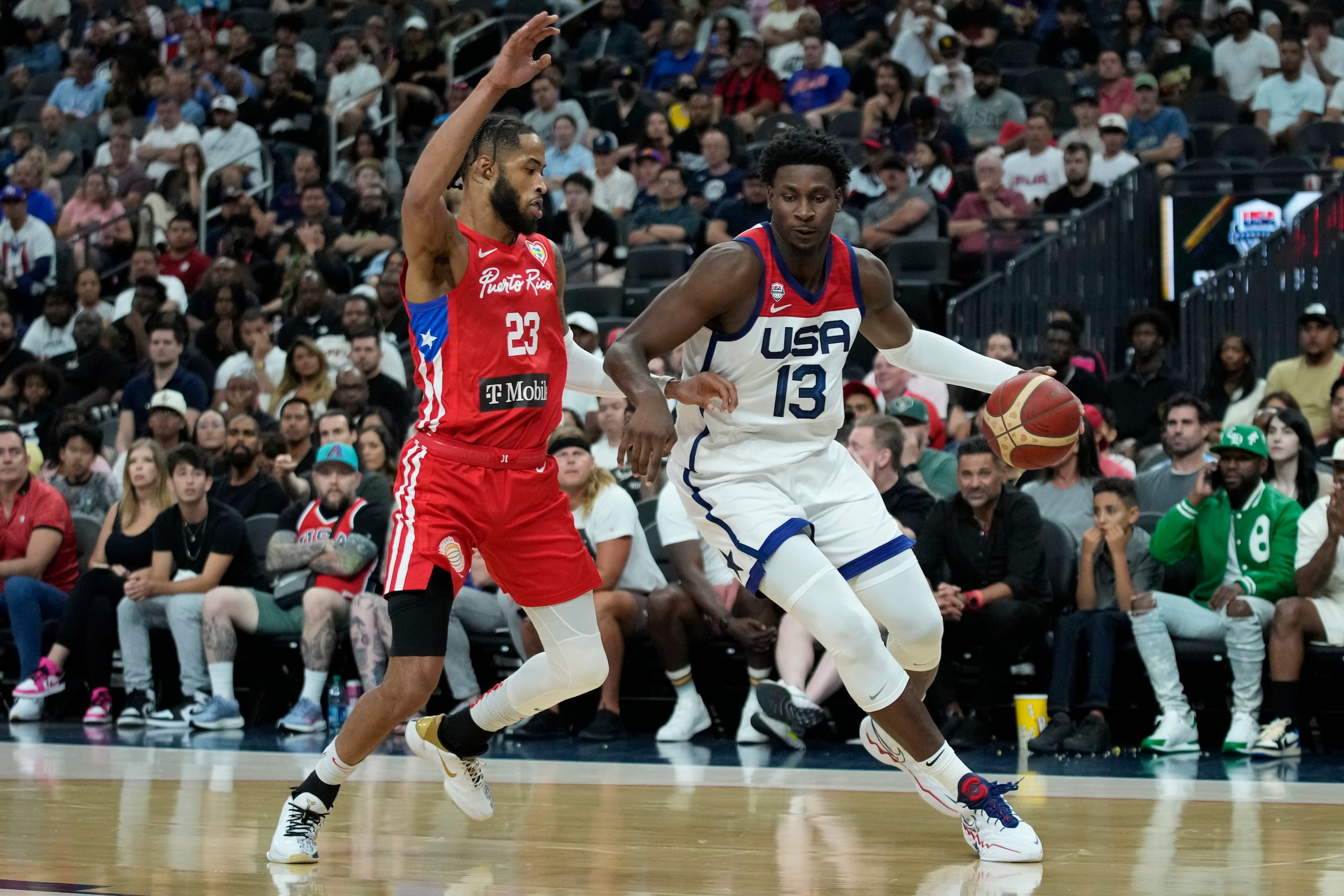 Jaren Jackson Jr. se mueve frente a la defensa de Phillip Wheeler.